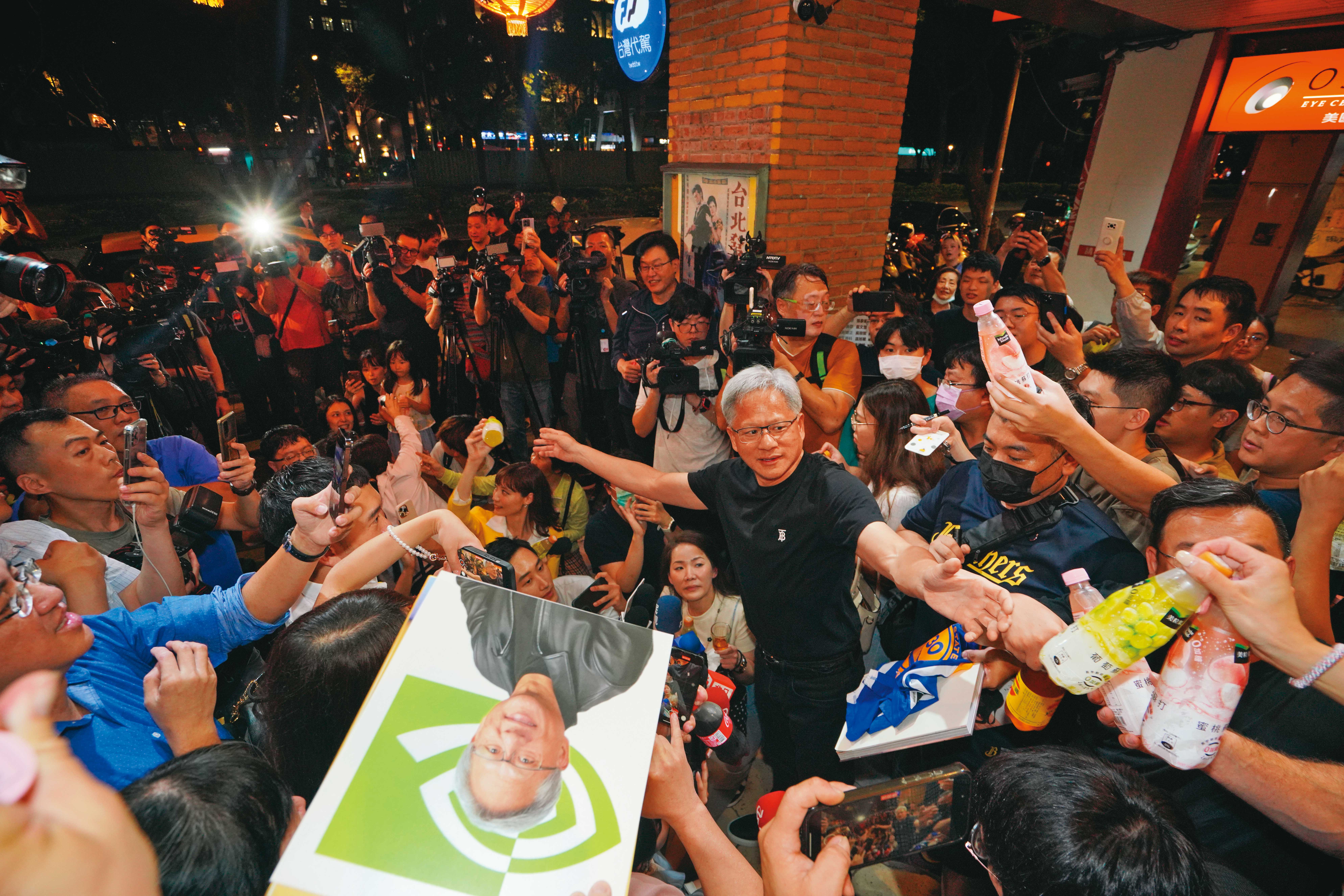 對民眾要簽名、合影來者不拒，黃仁勳躍升台灣人氣最高的企業家。