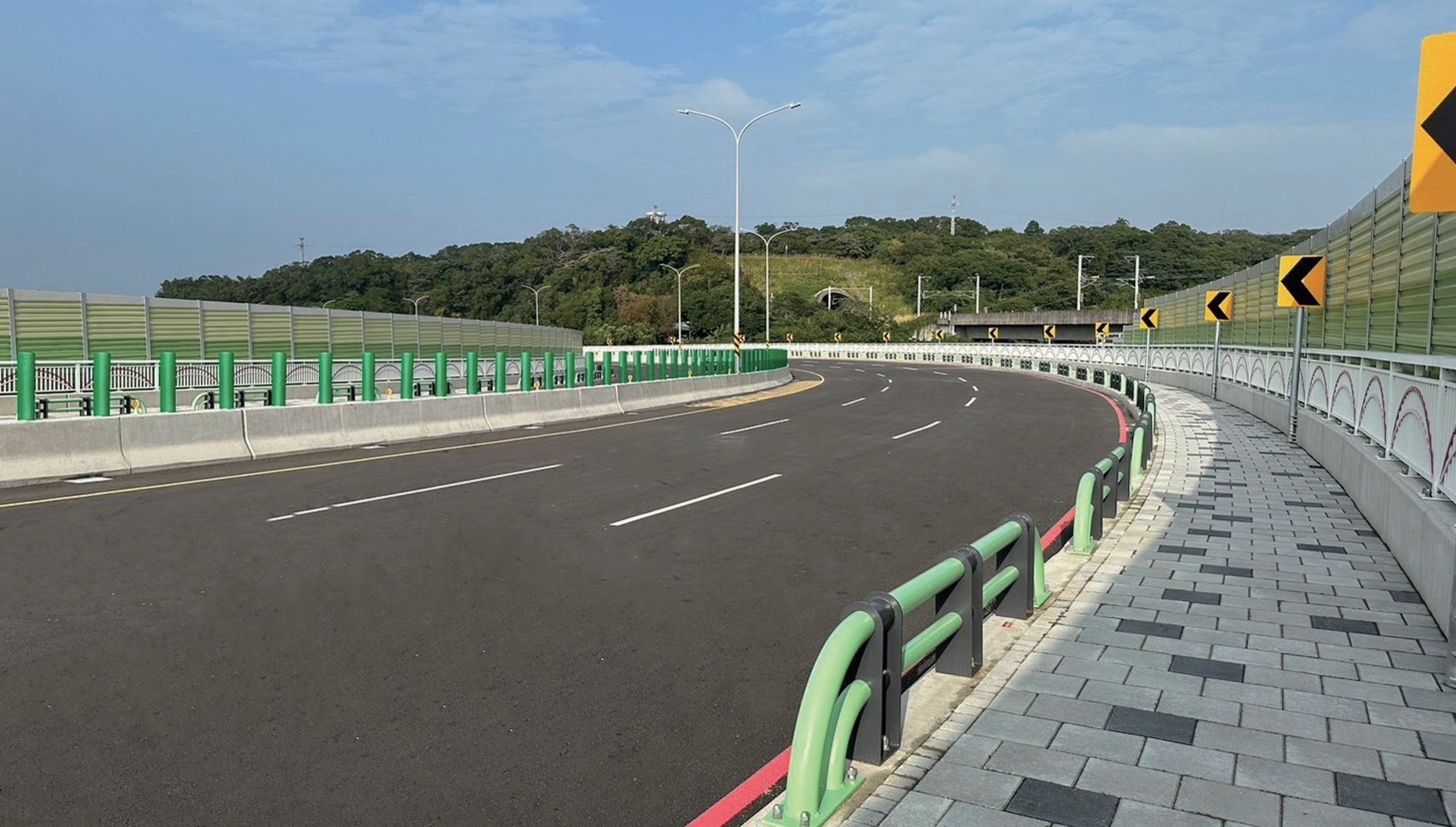 高鐵橋下聯絡道延伸至竹科的工程完工並開放通車後,可串聯縣道122線、公道五路等東西向主要平面道路。(新竹縣政府提供)