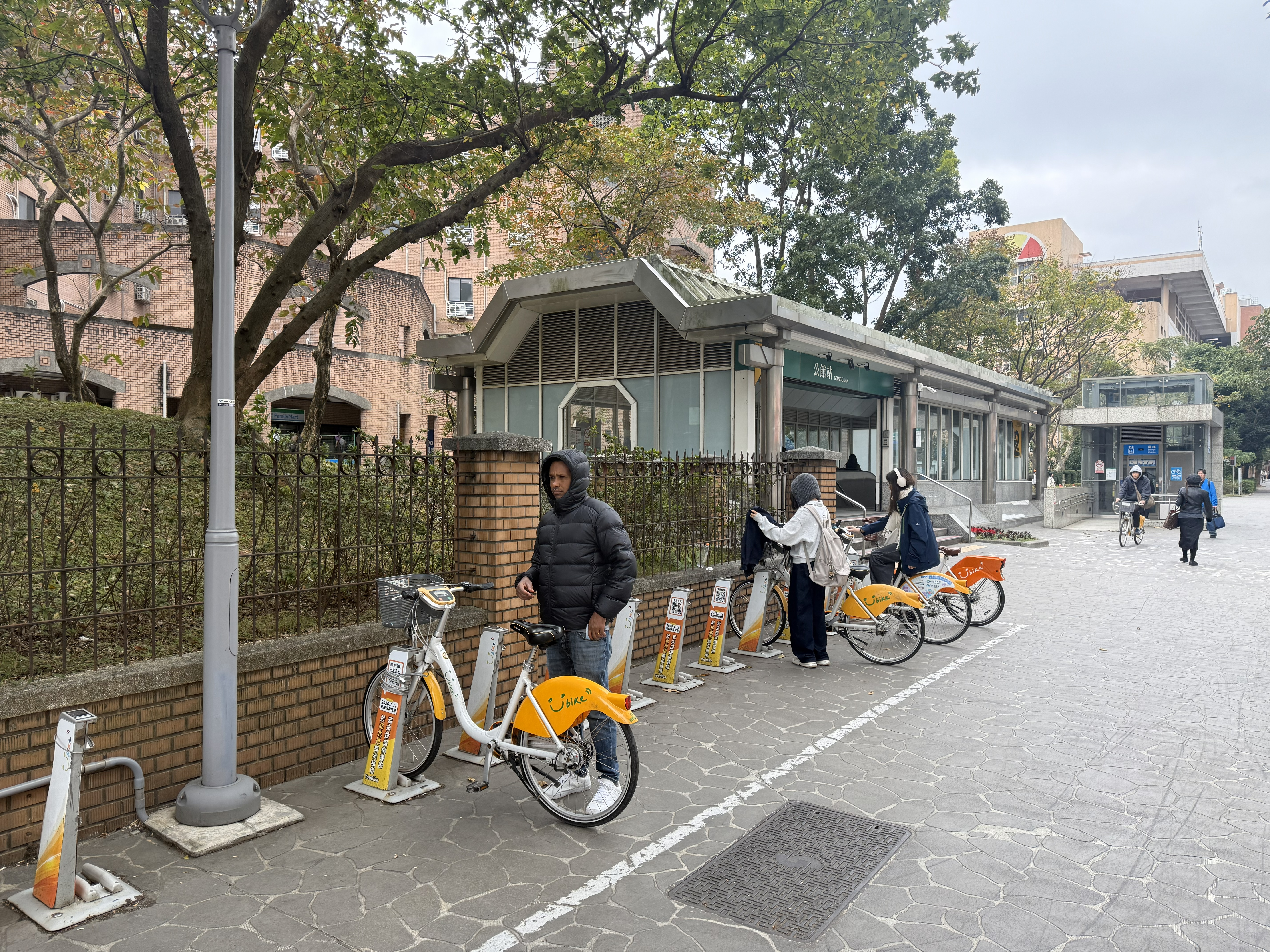 捷運公館站2號出口的Ubike租借站,2025年再次蟬聯全台人氣王,官方分析原因指出,該站除了位於捷運出口,周邊有台大校園和公館商圈。(民眾提供)