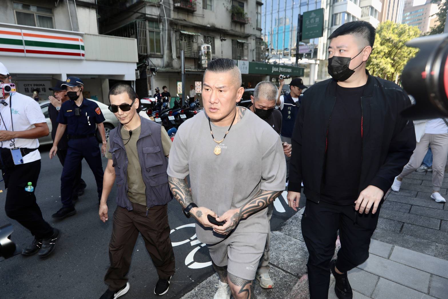 「館長」陳之漢今天現身刑事局,向媒體抱怨完就步入刑事局接受調查。(鏡報林煒凱攝)