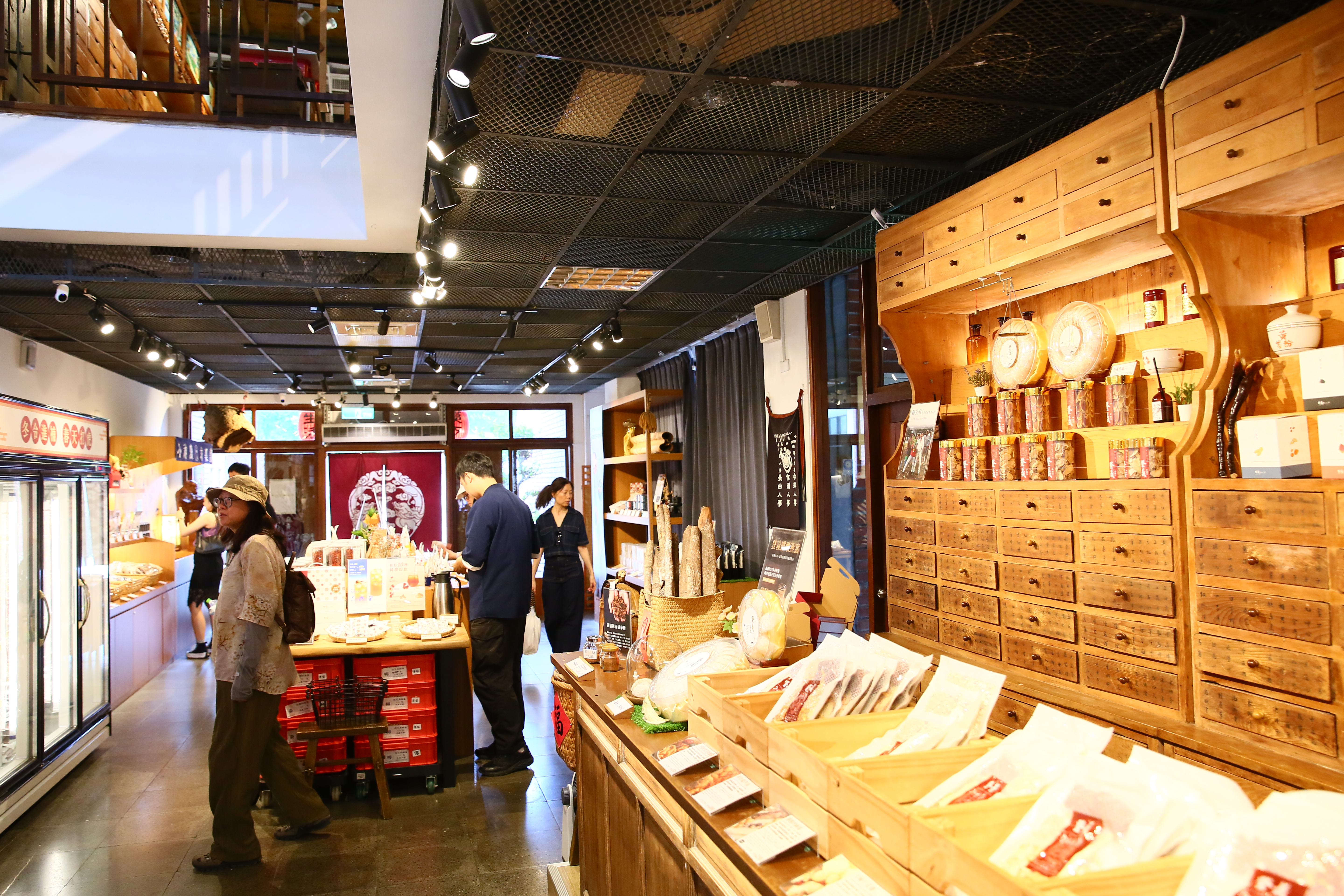 早期中藥行取名行、堂、房，原來代表提供不同服務。