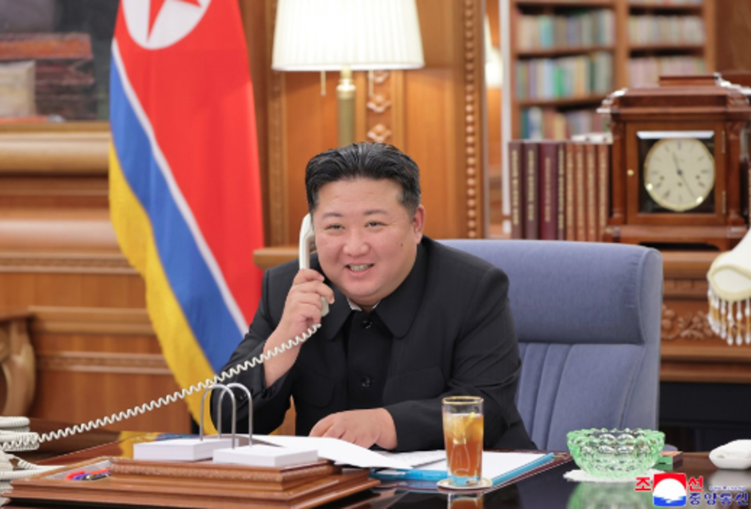 金正恩和普丁通話。(翻攝自朝中社)