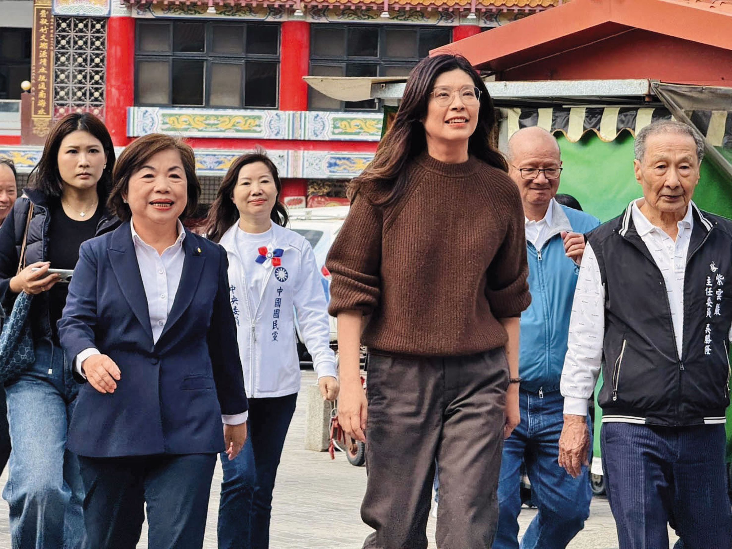 資深藍委楊瓊瓔(前左)宣布投入台中市長選戰,為藍營提名添變數。前右為國民黨主席鄭麗文。(翻攝楊瓊瓔臉書)