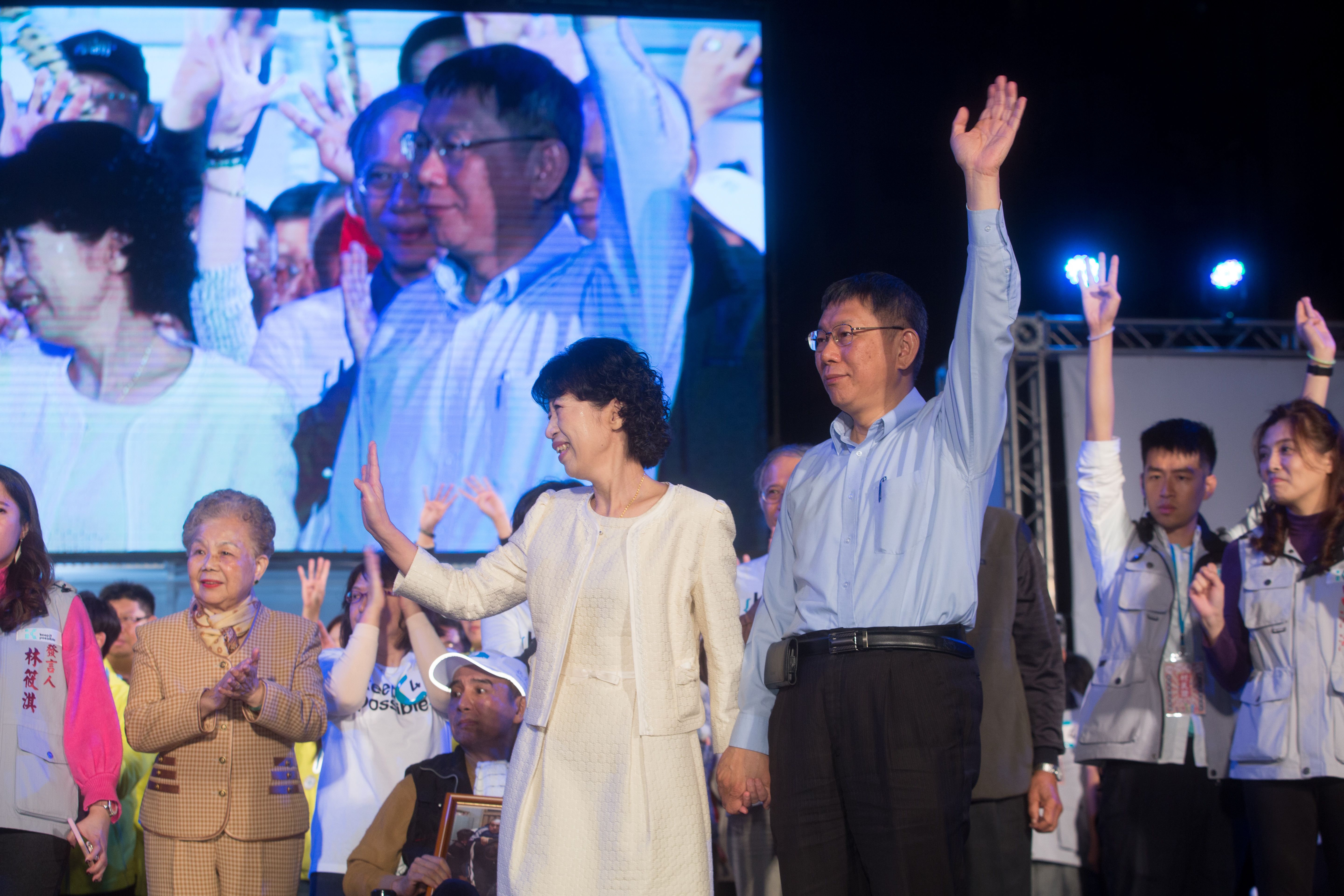 民眾黨總統候選人柯文哲搶到「選前之夜」明年1月12日的凱道路權；圖為柯文哲2018年的選前之夜。（本刊資料照）