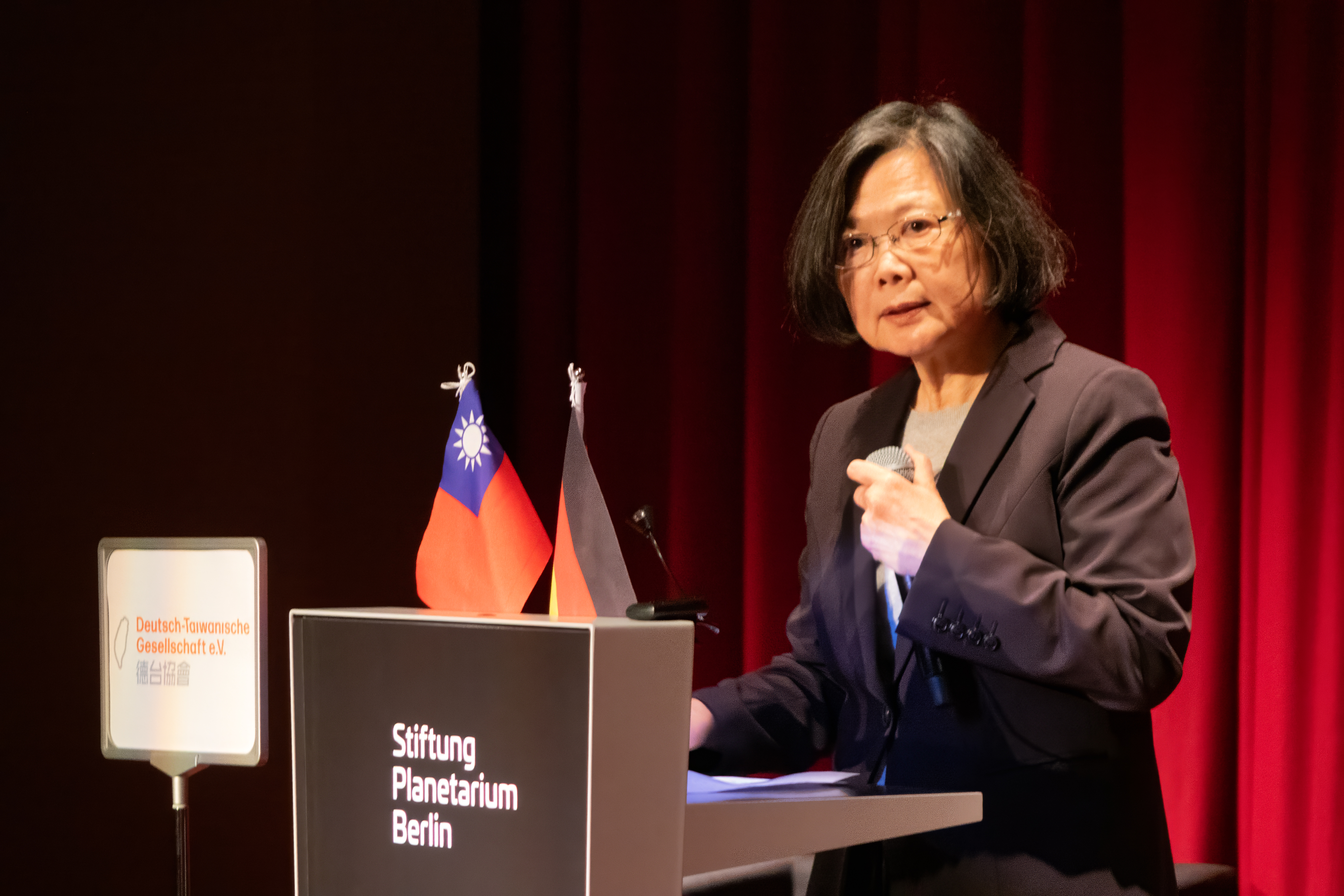 甫於「柏林民主論壇」發表演說的前總統蔡英文，12日前往《零日攻擊》放映現場並映前致詞。 (德台協會 Deutsch-Taiwanische Gesellschaft提供)