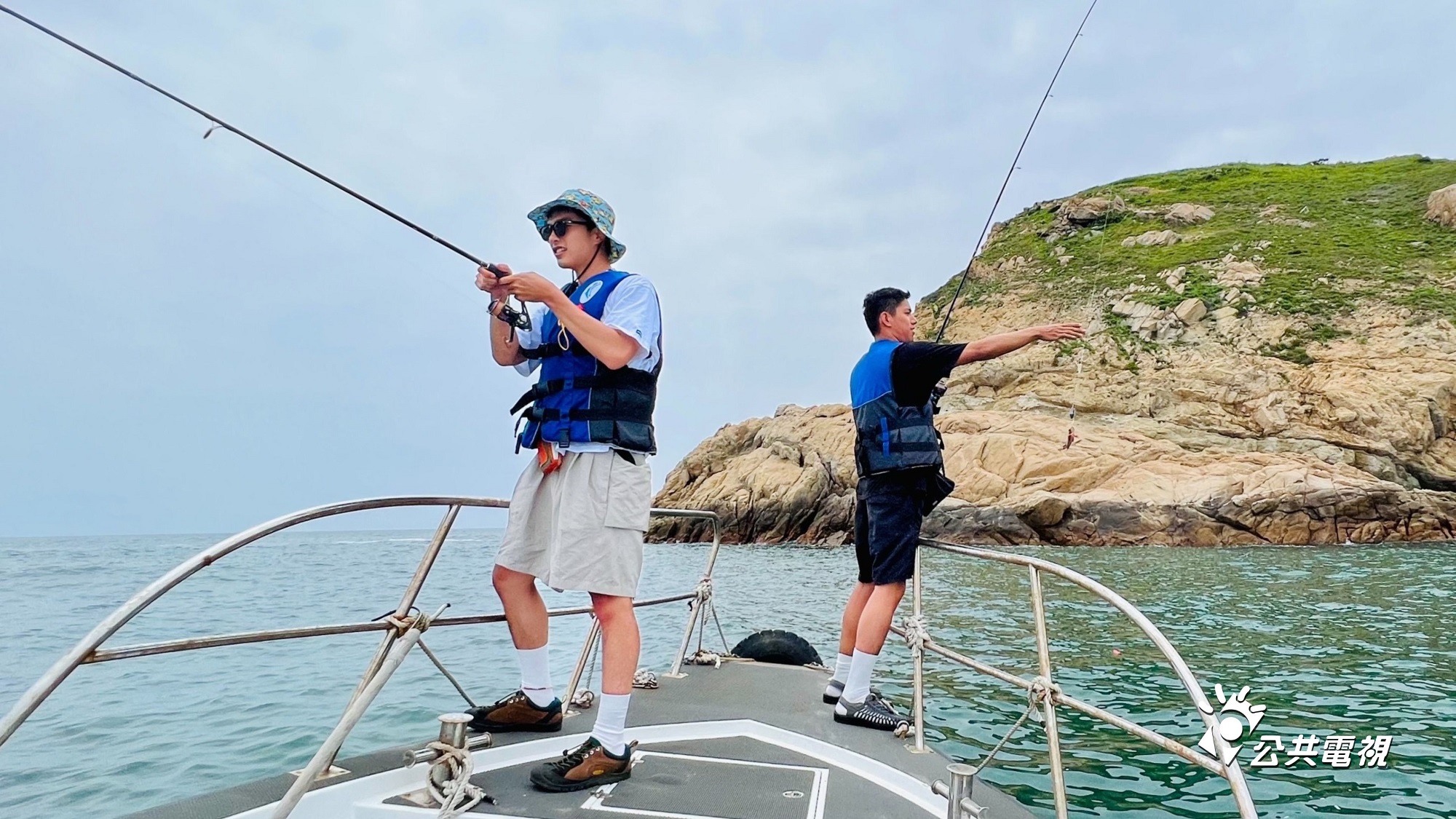 朱軒洋（右）一圓海釣夢，曾敬驊（左）釣大魚美夢落空。（公視提供）