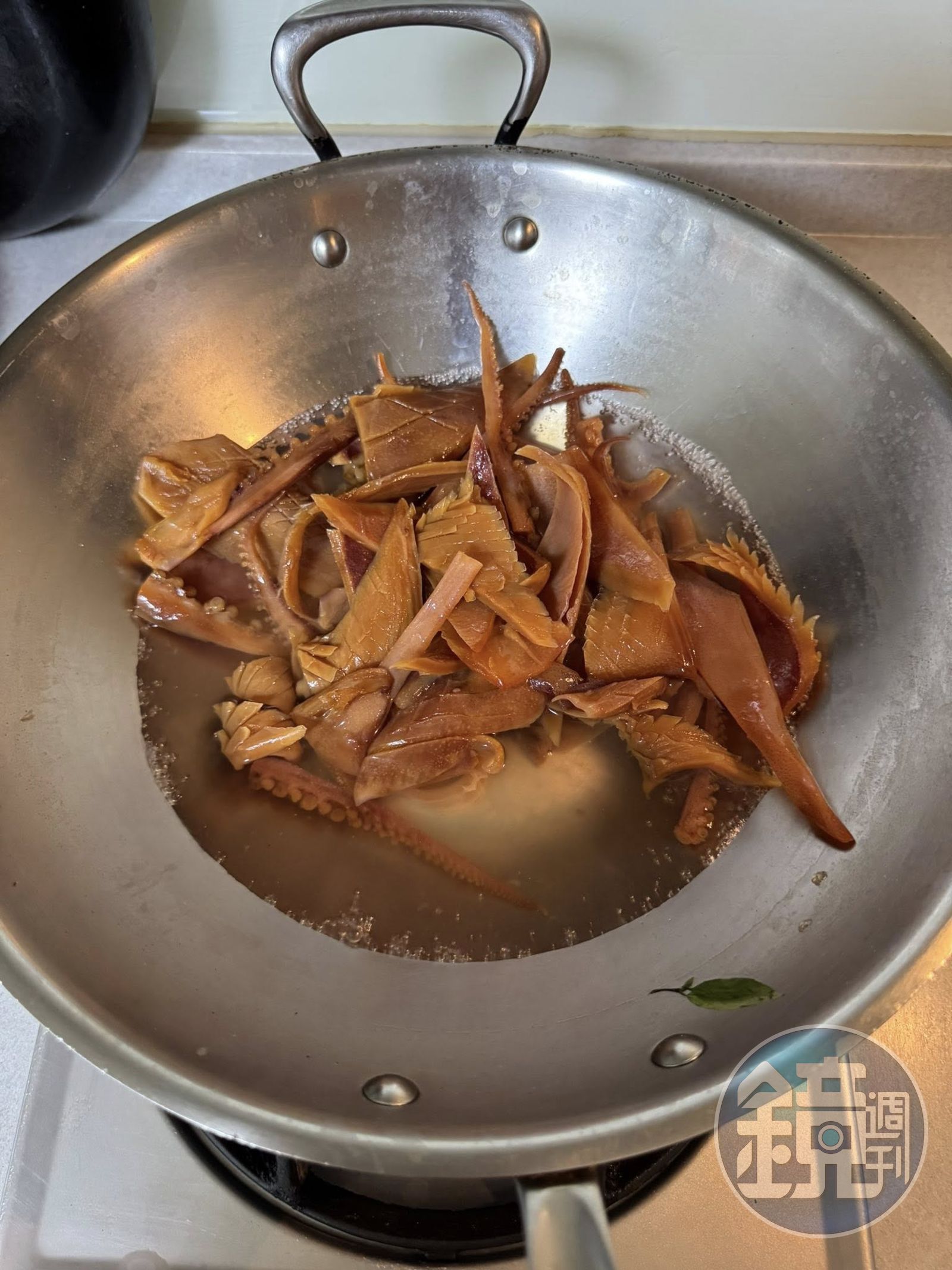 另起一鍋熱水燙魷魚。