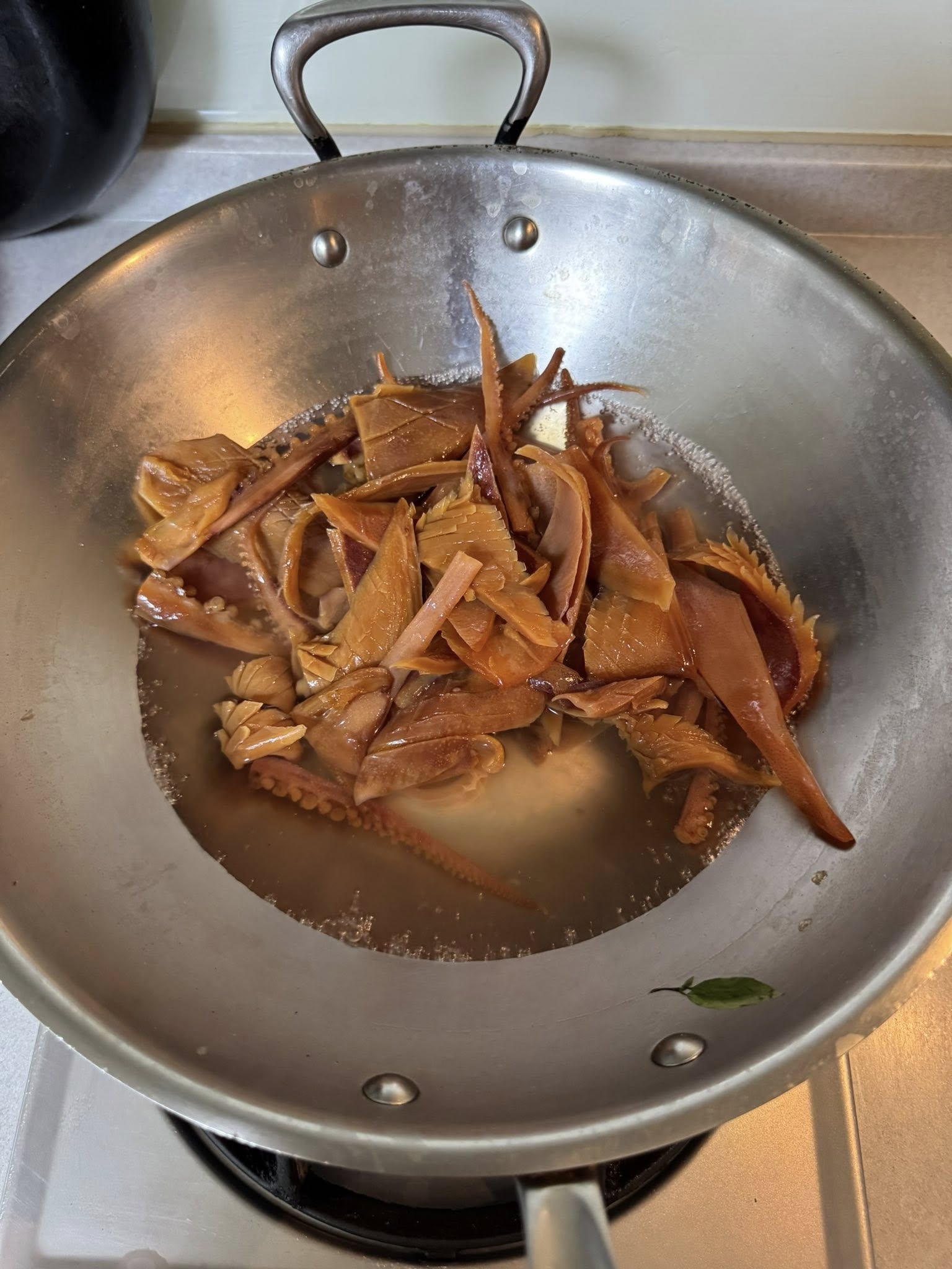 另起一鍋熱水燙魷魚。