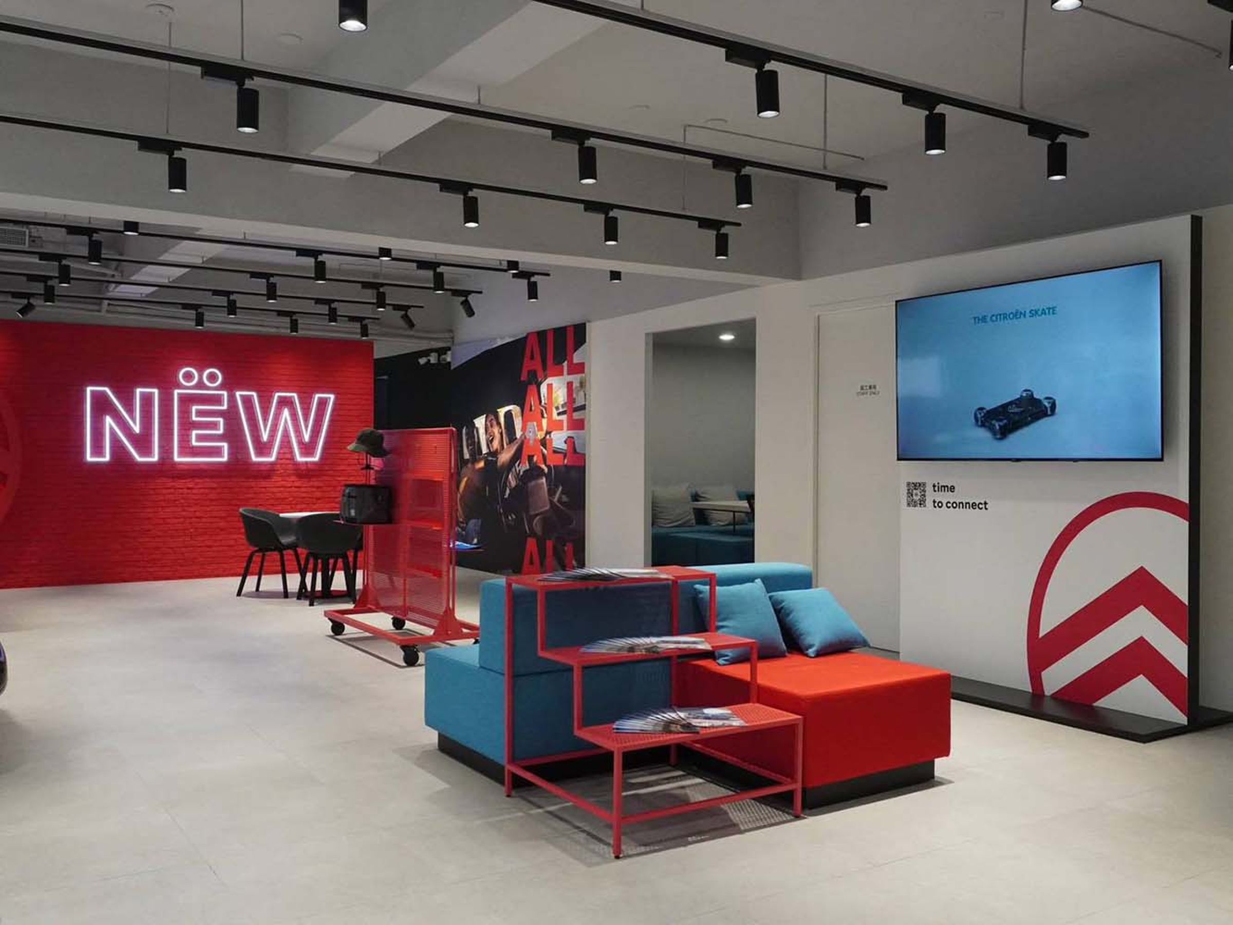 全面依循 STELLANTIS BRAND HOUSE 的核心設計精神，於同一場域中分別呈現 ALFA ROMEO、CITROËN、JEEP與 PEUGEOT 各自專屬的品牌識別與視覺語彙。