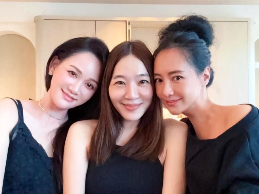 陳喬恩（左起）、王曉萍、關穎聚會同框。（翻攝關穎IG）