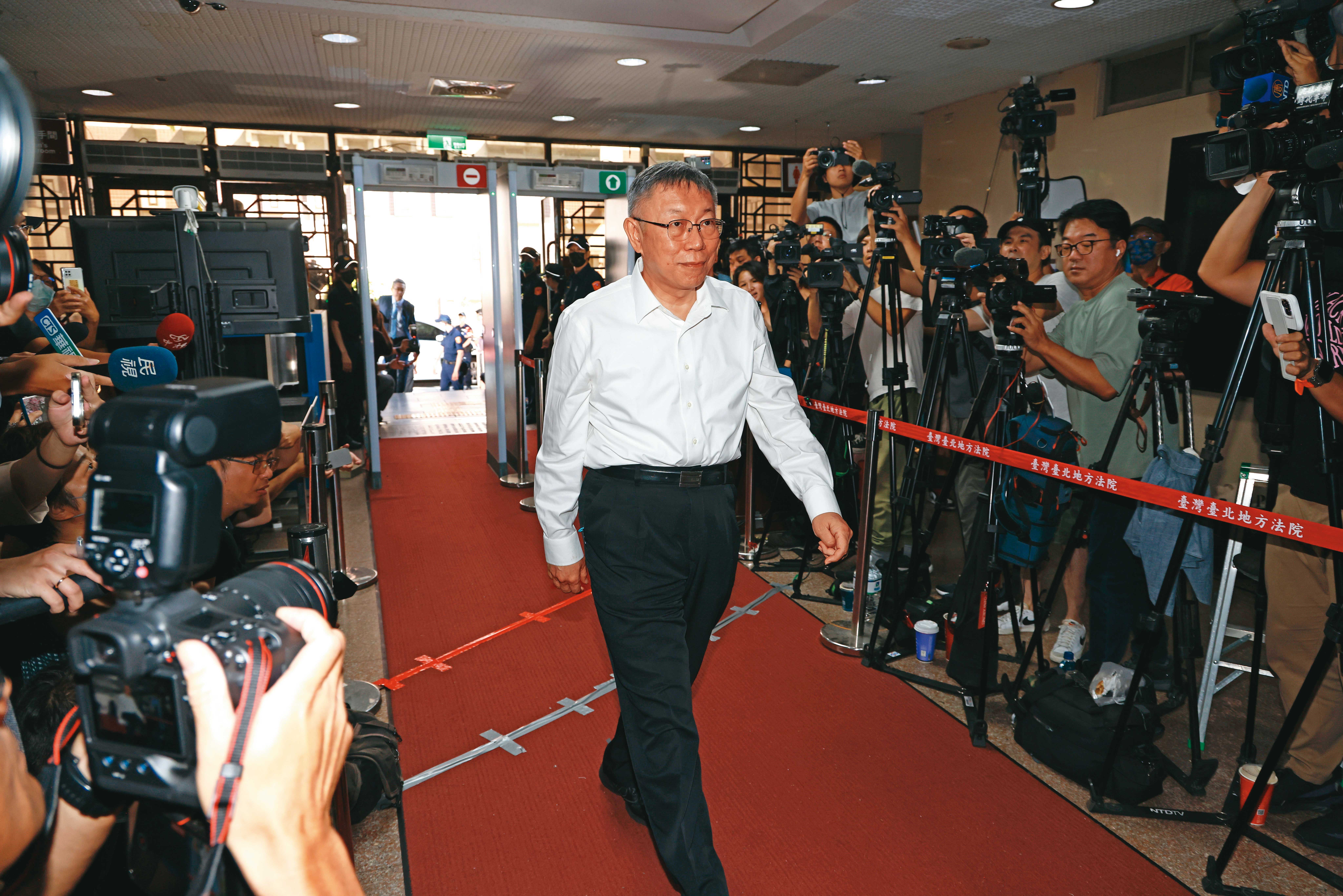 自參選台北市長，柯文哲從政10年來樹敵無數，如今許多迴旋鏢返還自身。