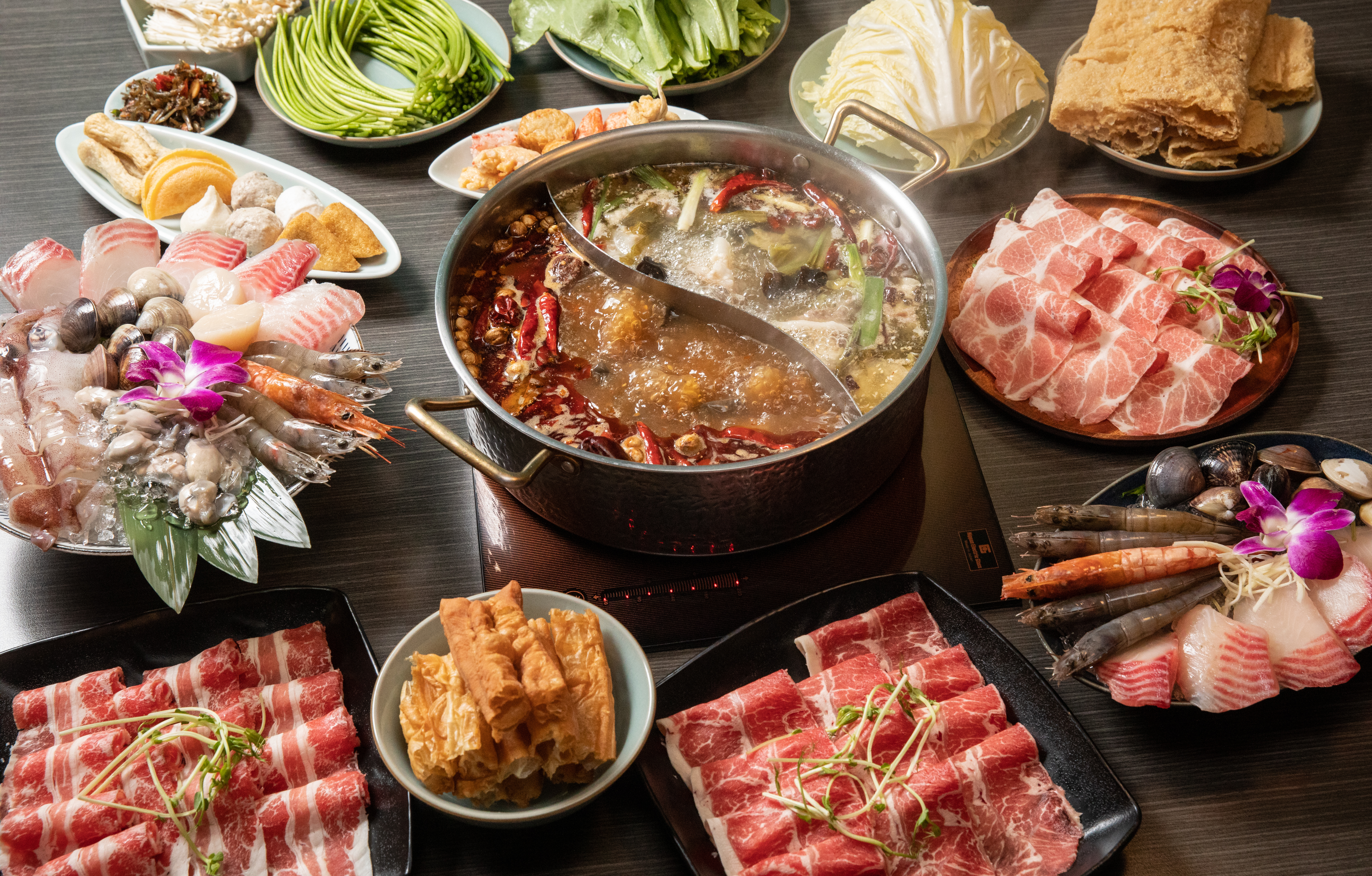 姥沙四川麻辣鍋的餐點選擇多樣化，除了麻辣鴨血免費吃到飽，魚餃、蝦仁漿、貢丸等火鍋料，也任君單點。