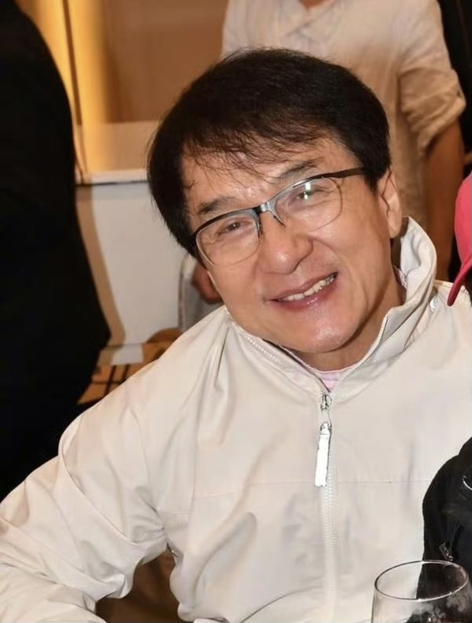 成龍身價不菲，私下卻出了名節儉，過去曾被曝連衛生紙、肥皂都要「用好用滿」，一塊肥皂甚至要黏著新肥皂繼續使用。（翻攝自成龍微博）