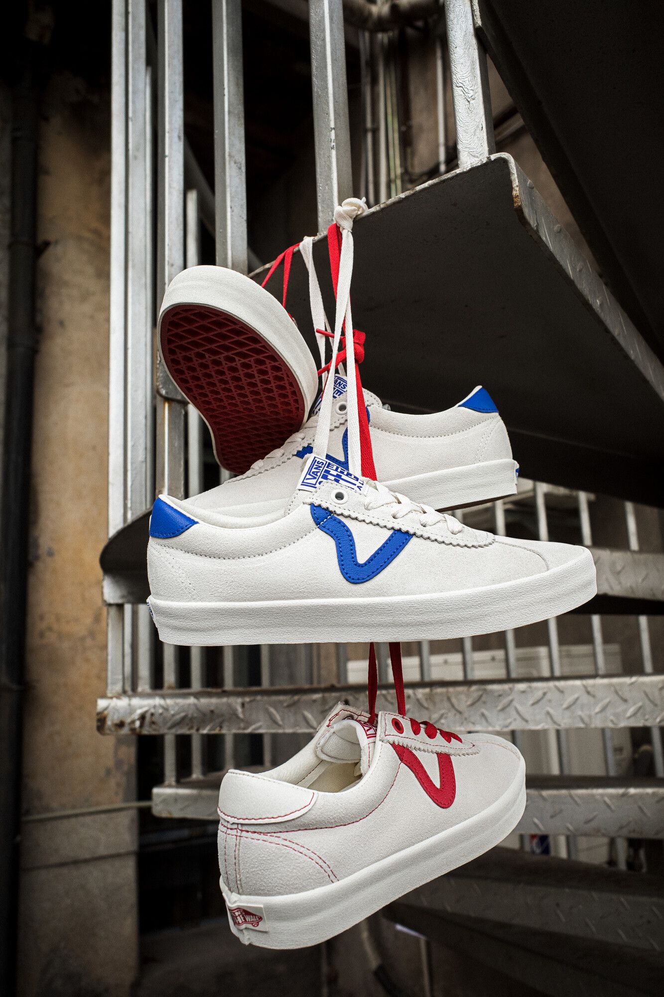 Vans Sport Low全新藍、白、紅配色，外觀用質感的麂皮皮革作為主軸，展現十足復古風格。各NT$2,080（Vans Taiwan提供）