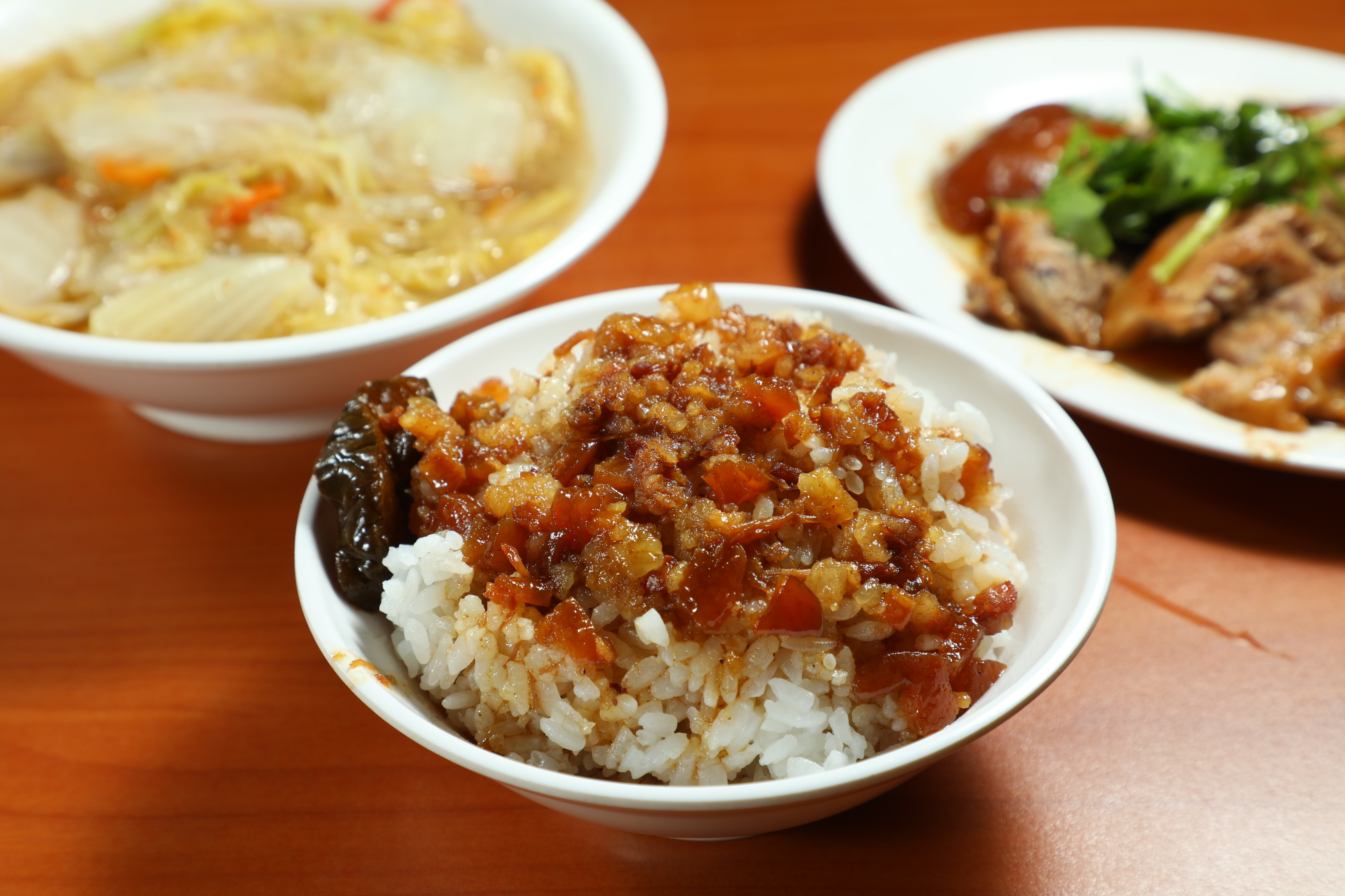 「滷肉飯」絞肉肥瘦比約7：3，微微黏嘴，滷汁帶有南部的甜味。（35元／小碗）