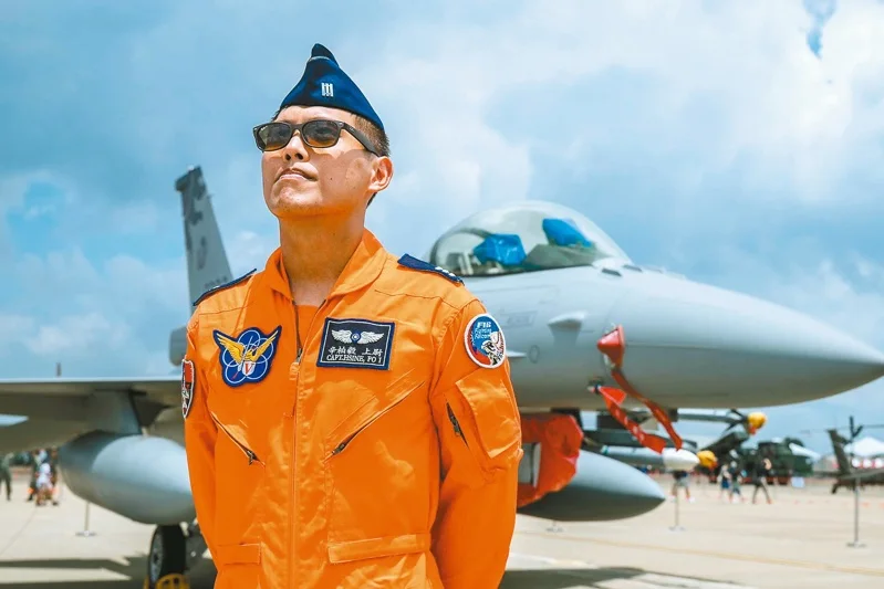 總統府追晉飛官辛柏毅為空軍少校。（翻攝自臉書 IDF經國號）