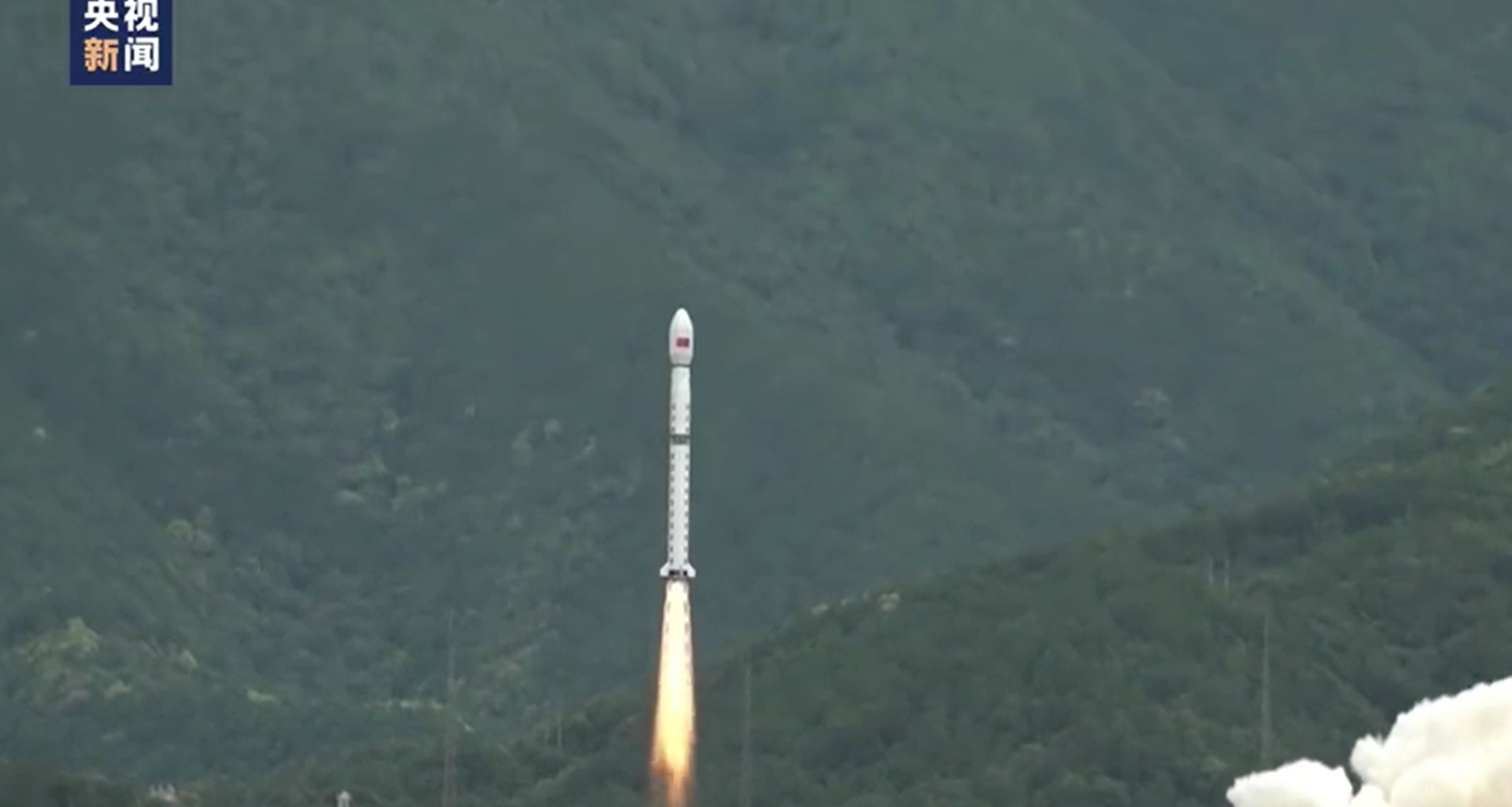 中國官媒報導,西昌衛星發射中心使用長徵四號丙運載火箭,成功將試驗28號B星01星發射升空。(翻攝自微博@央視新聞)