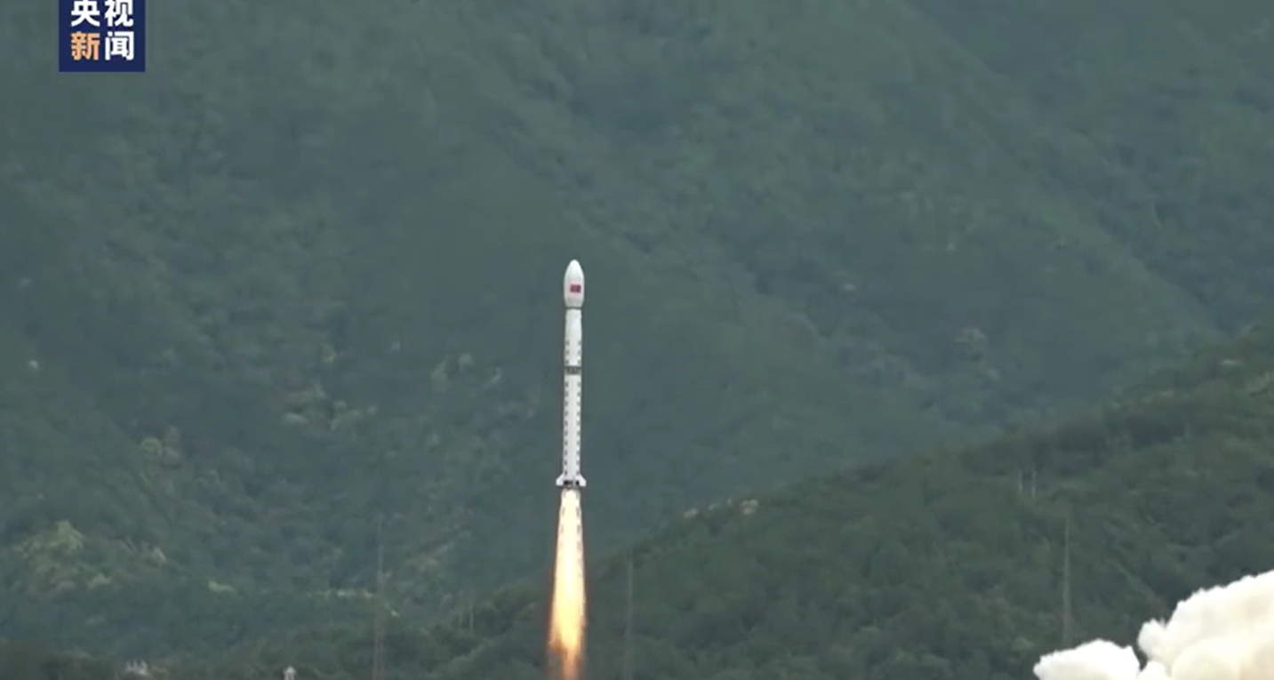 中國官媒報導，西昌衛星發射中心使用長徵四號丙運載火箭，成功將試驗28號B星01星發射升空。（翻攝自微博@央視新聞）