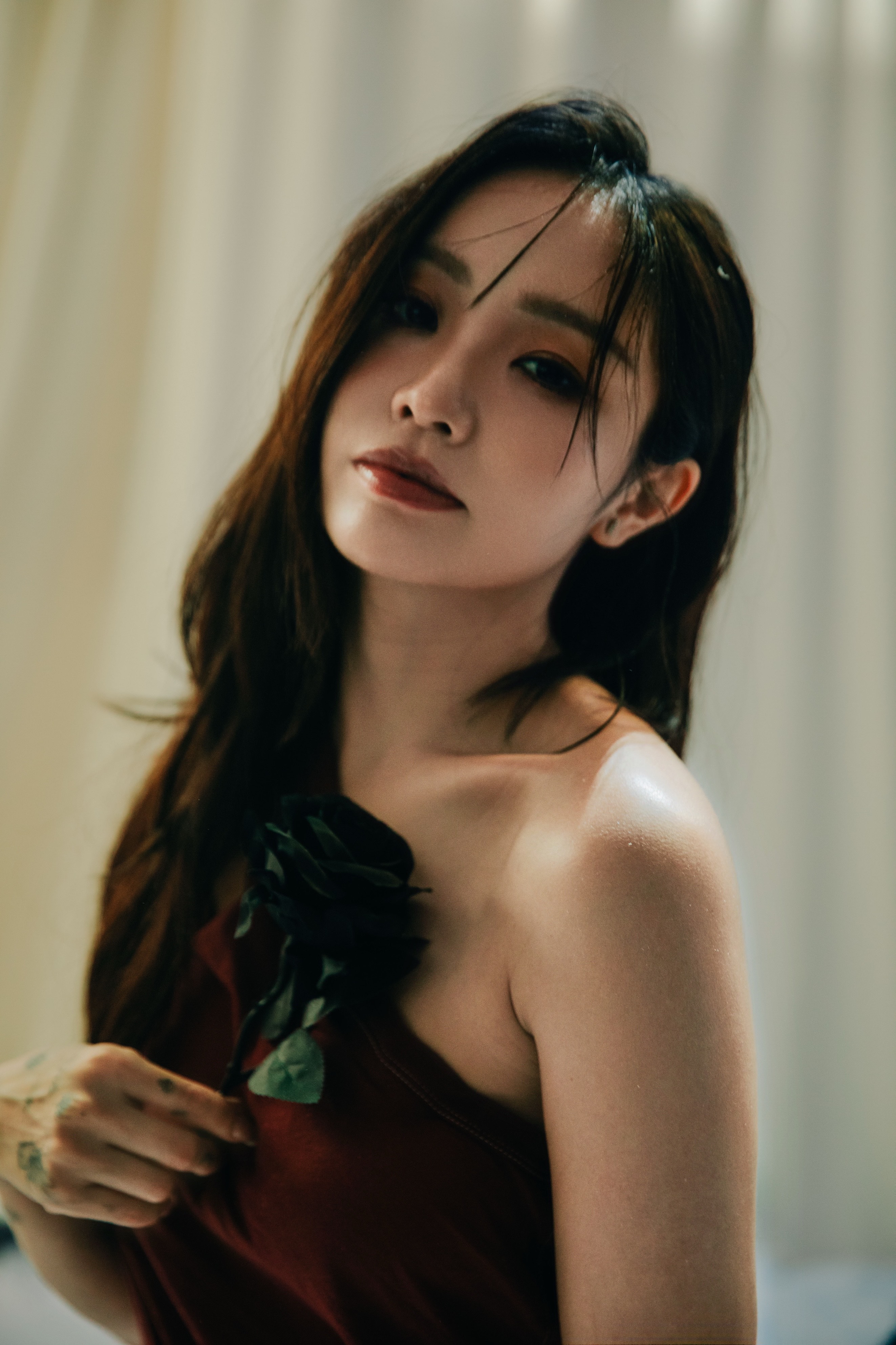 陳芳語新單曲〈侵愛的〉,不僅描寫一段關係,更像是一場深陷慾望與情感邊界模糊地帶的心理戰。(陶山音樂提供)