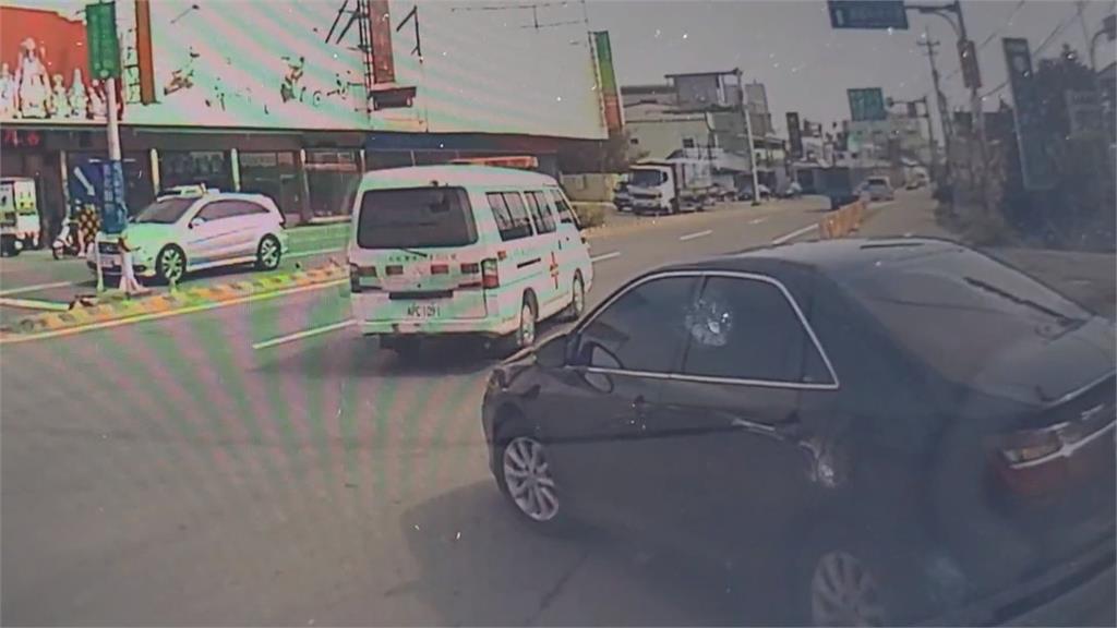 有民眾質疑一台救護車「濫用警鳴器」爭取優先路權去加油。（翻攝畫面）