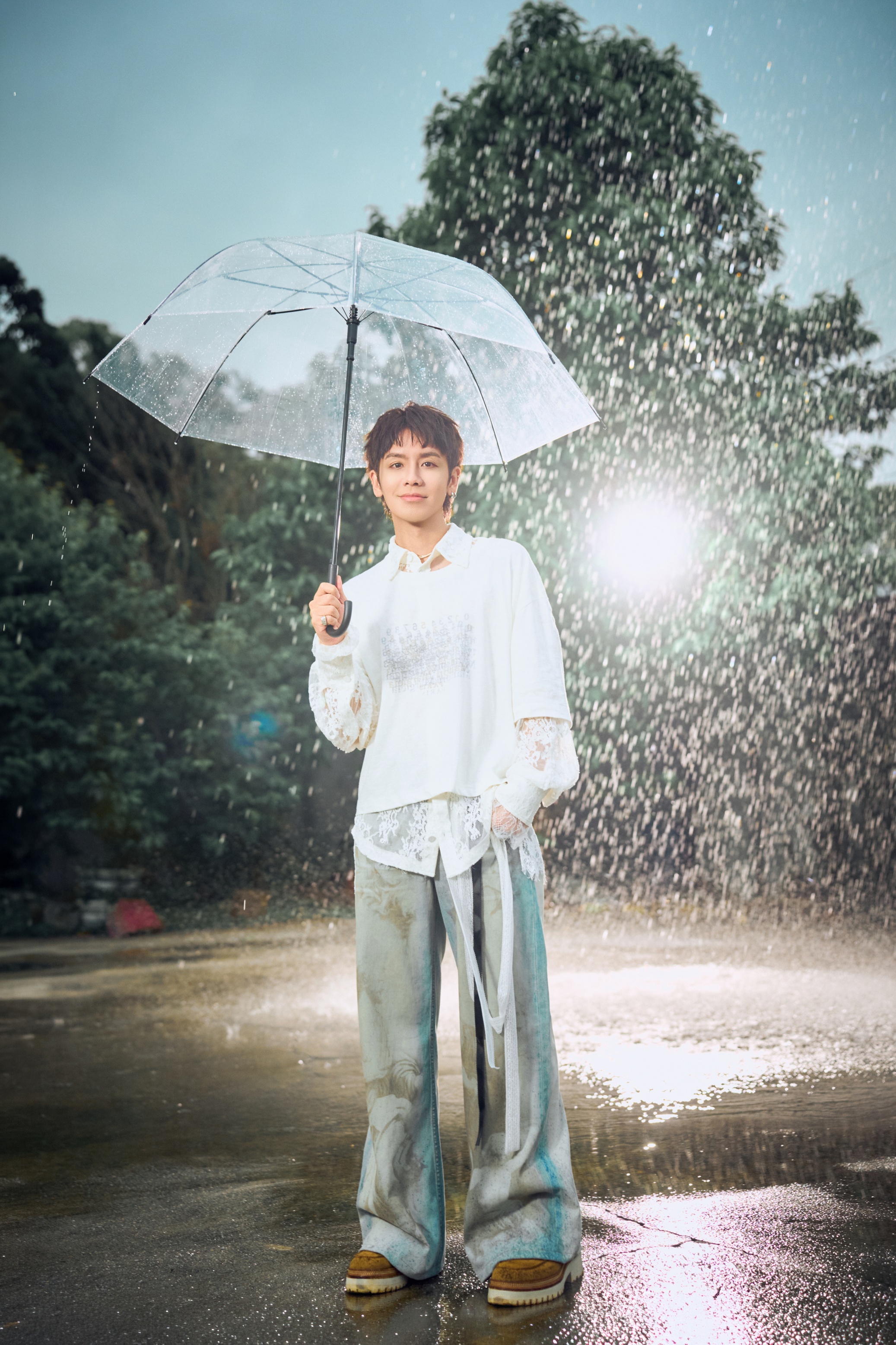 鼓鼓展開《透明傘守護計劃》於誠品生活、QUEEN SHOP、ROBINMAY指定門市為大家準備雨傘遮風擋雨。(相信音樂提供)