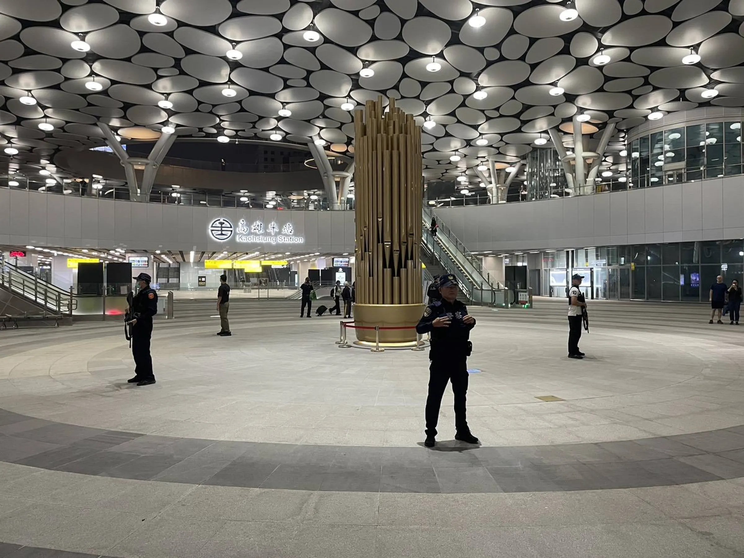 警方進駐高雄車站，加強戒備。（翻攝畫面）