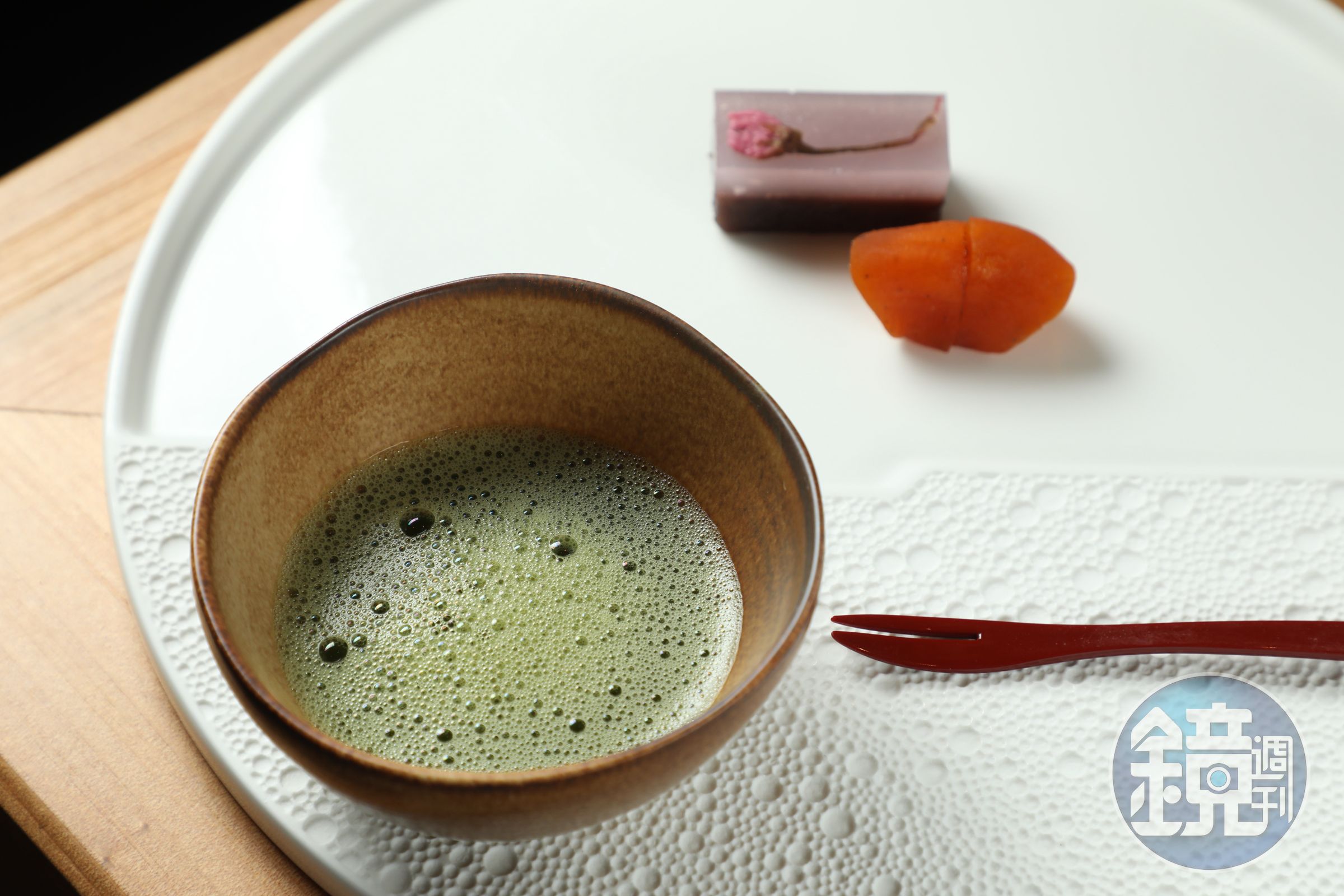 「抹茶與主廚推薦甜點」以抹茶搭配西點主廚特製的櫻花羊羹與台灣柿餅。（午、晚間套餐菜色）