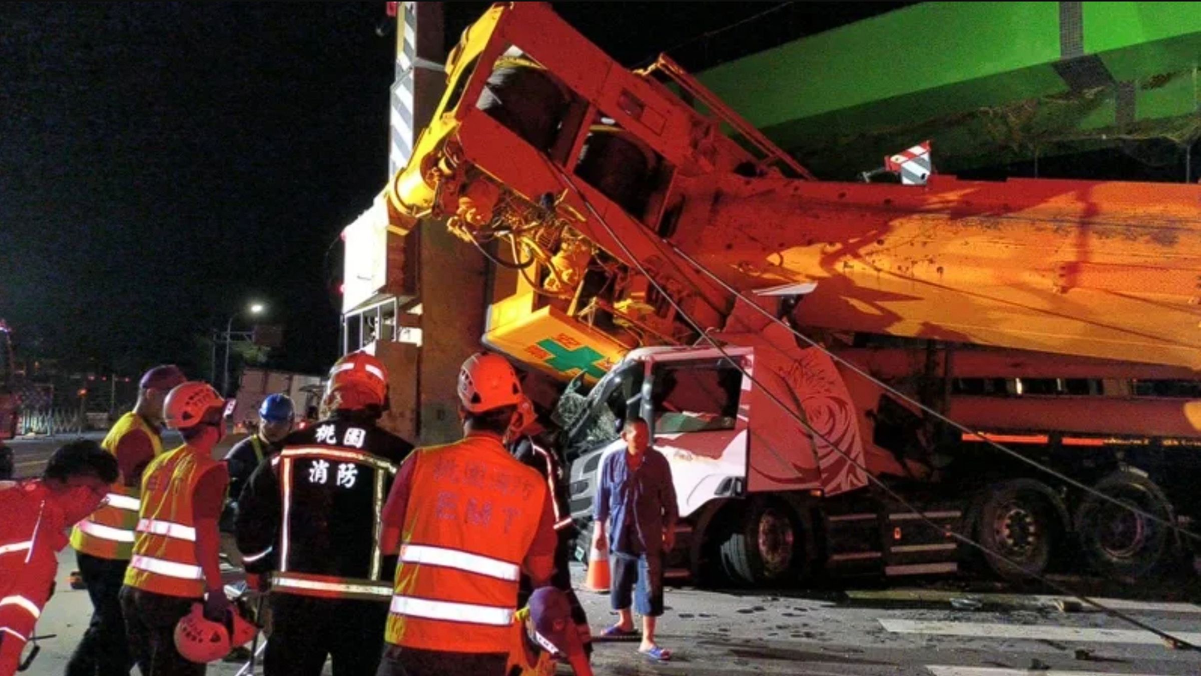 桃捷綠線工程在大園區G14站附近發生工安意外,吊車翻覆波及2車,所幸僅造成駕駛輕傷。(翻攝畫面)