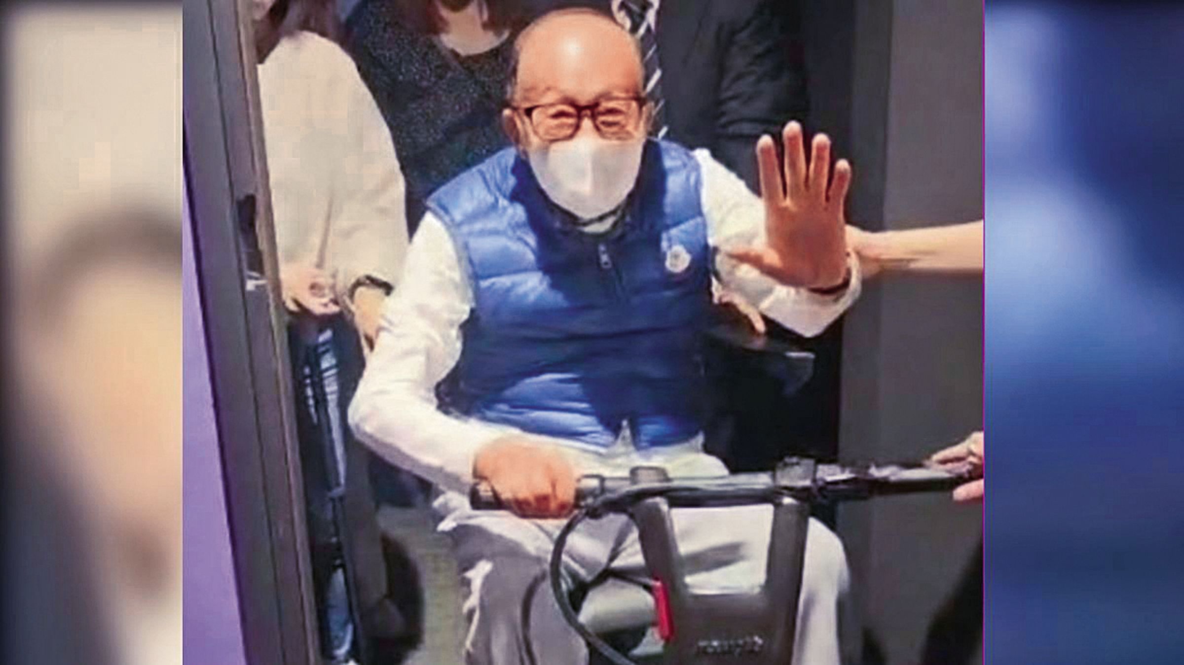 五月天在香港開唱,香港首富李嘉誠自駕電動代步車捧場,成為熱門話題。(翻攝自大越楚卿微博)
