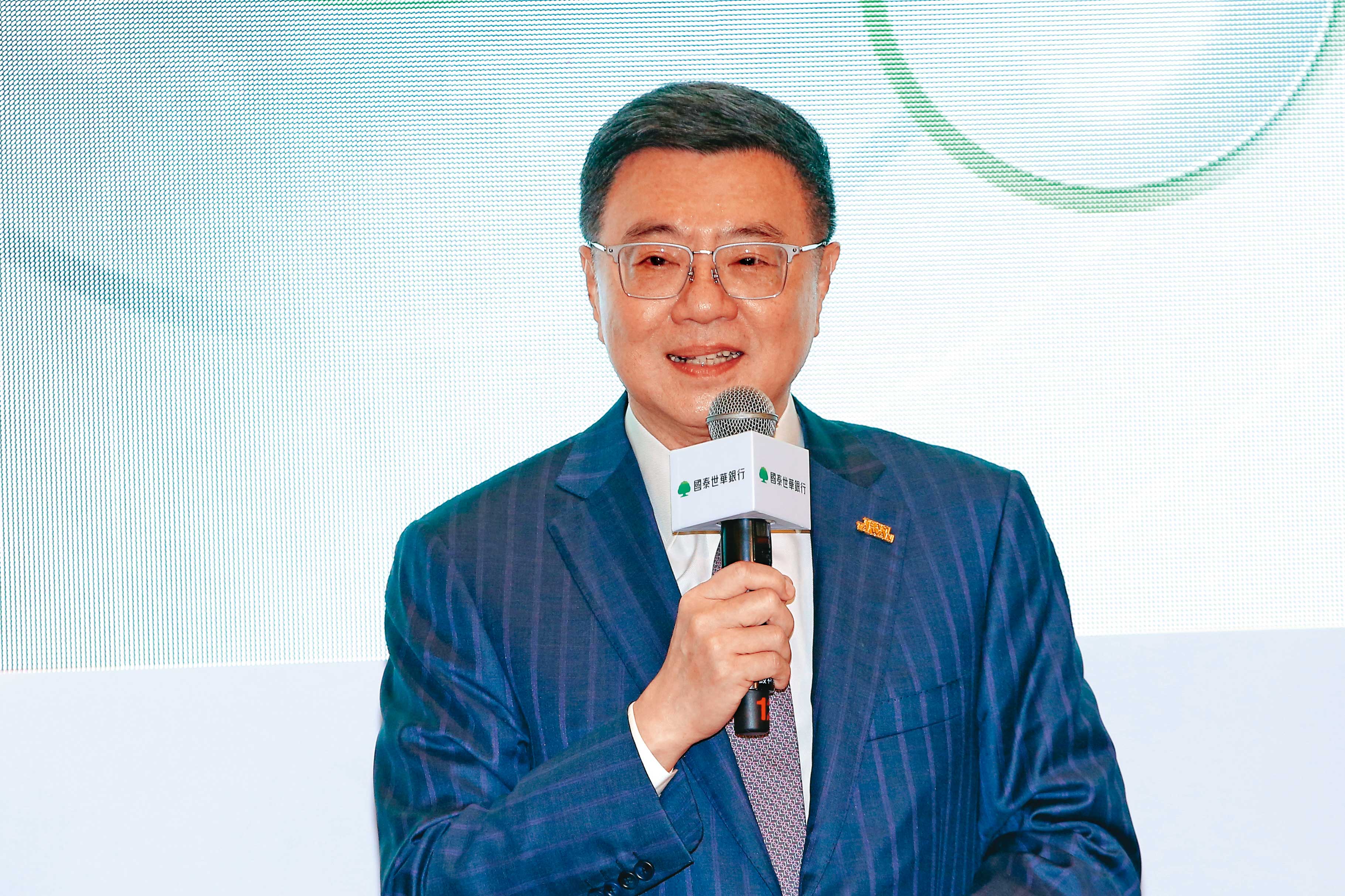 行政院長卓榮泰說，中央政府約聘或外部派遣人力，地板薪資將比法定最低工資多1成。