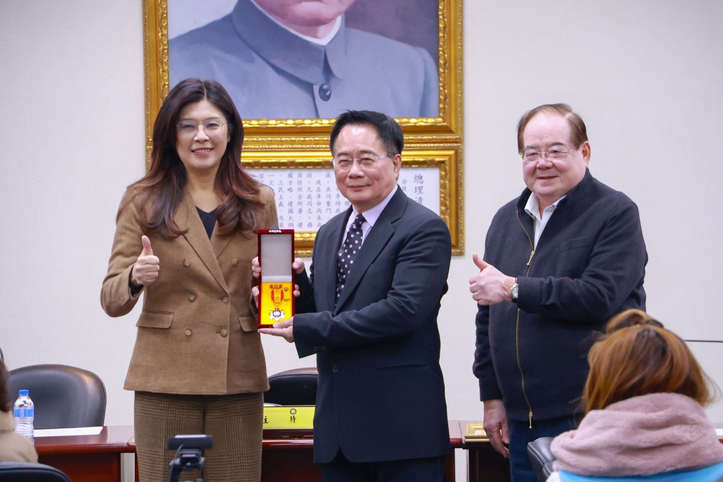 鄭麗文今頒發黨內最高榮譽「實踐一等獎章」給蔡正元（中）。（國民黨提供）