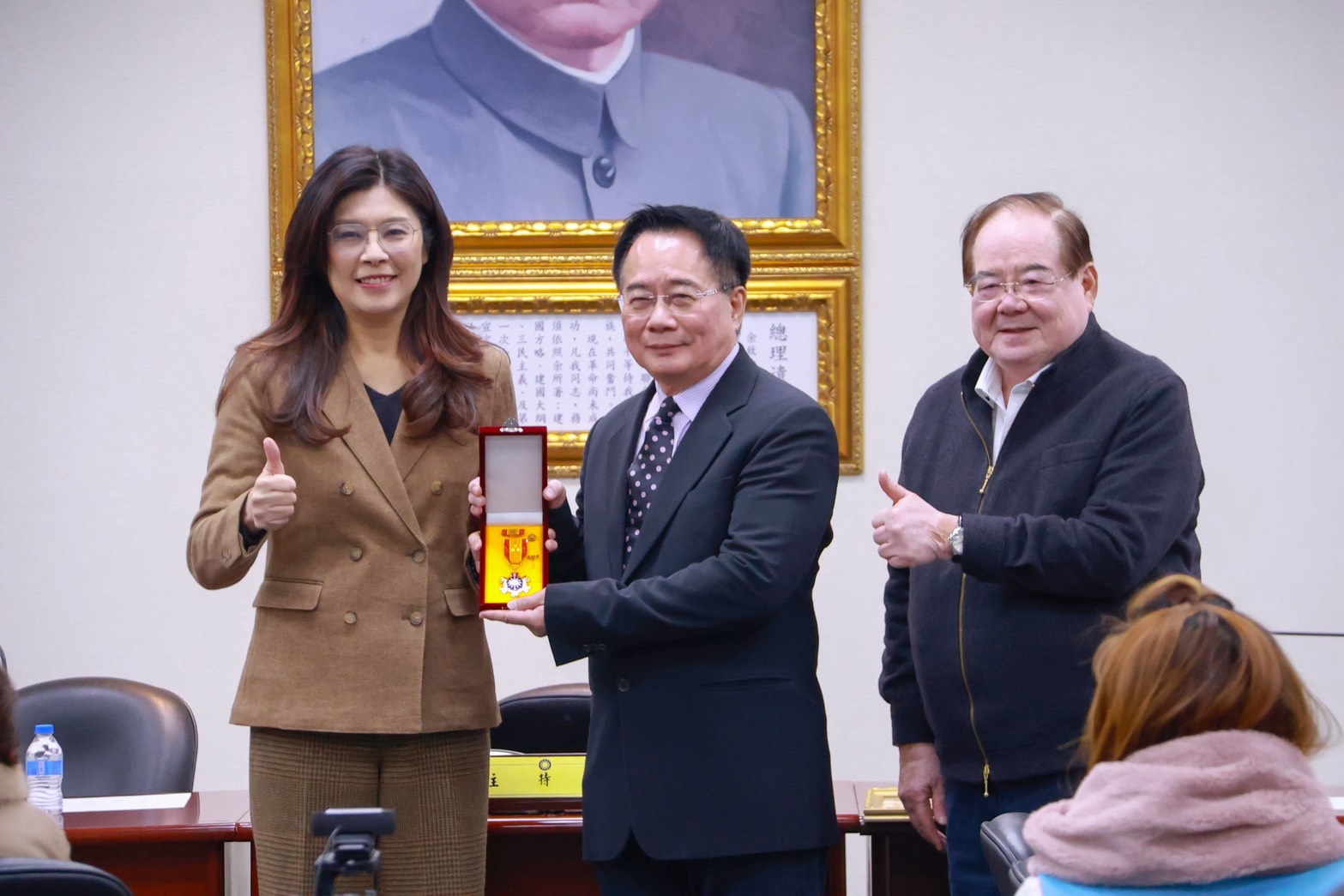 鄭麗文今頒發黨內最高榮譽「實踐一等獎章」給蔡正元(中)。(國民黨提供)