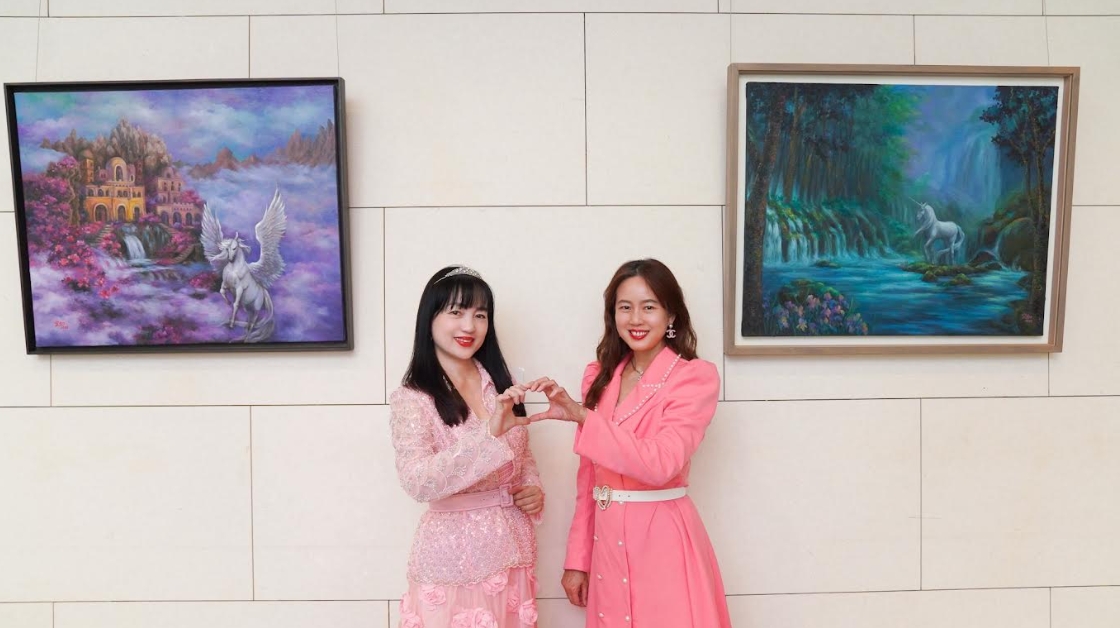 旺宏教育基金會執行長張宜如（左）在中醫大新竹附醫一樓大廳，展出以駿馬為主題的畫作。（中醫大新竹附醫提供）