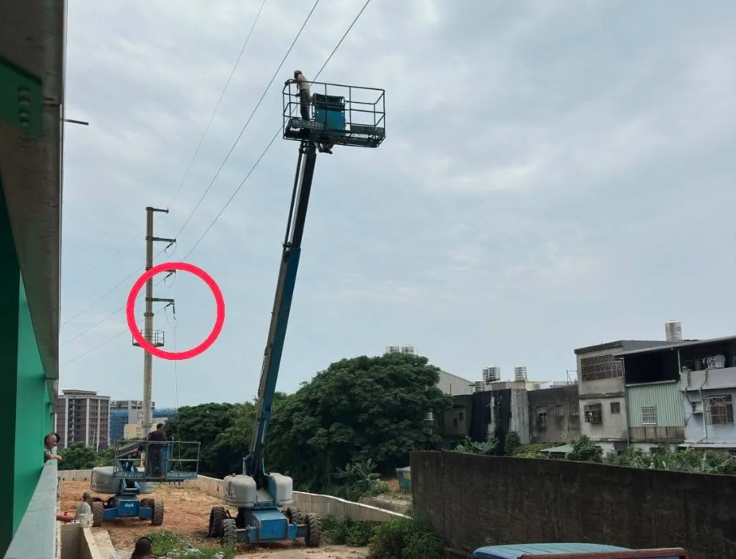 民間吊車不慎觸碰輸電線路,導致桃園市蘆竹區今日下午1時許停電,一萬多戶住戶受影響。(台電提供)