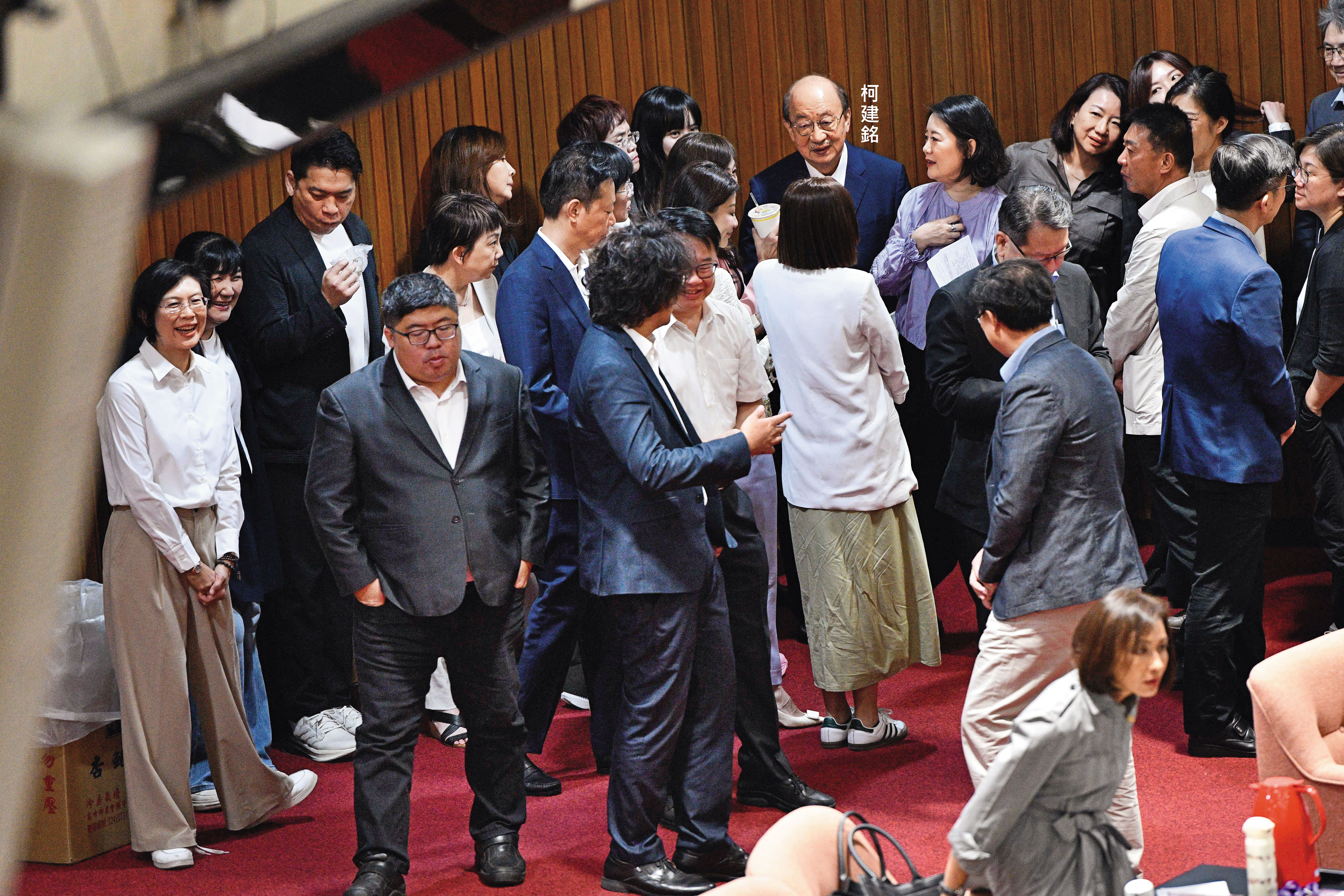 柯建銘多年來率領黨團恩威並施，鞏固領導權威。（鏡報李智為）
