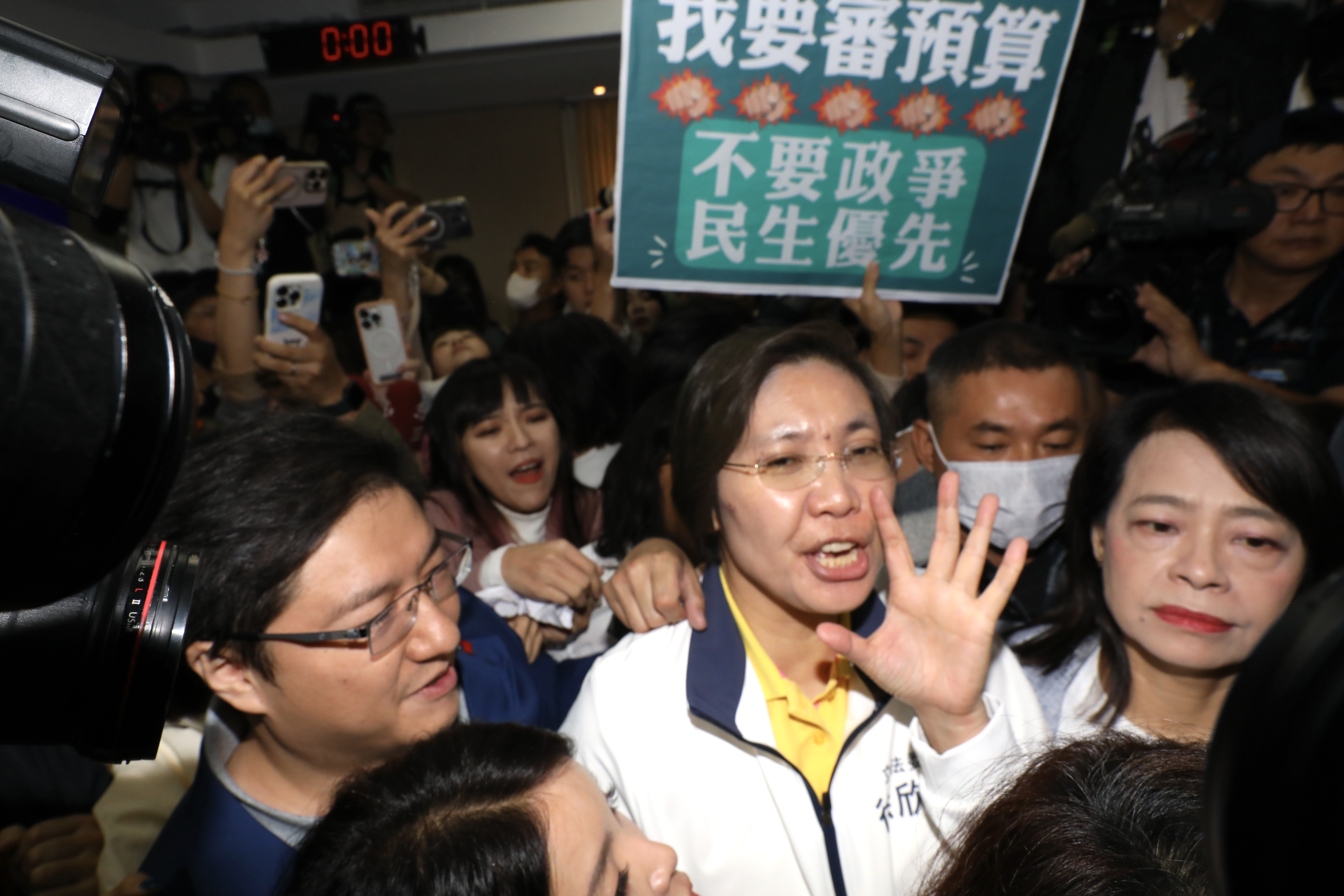 徐欣瑩提案、許宇甄、牛煦庭連署，大砍行政院性別平等業務預算，引發性別團體抗議。（本刊資料照）