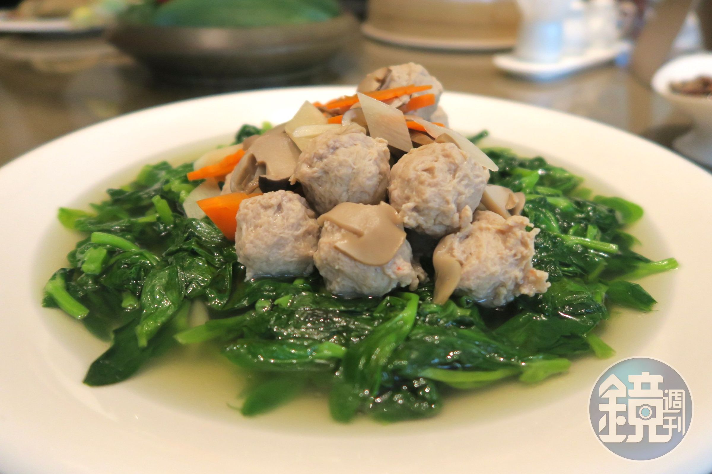自家打製的鴨肉丸子配著清甜蔬菜上桌，越家常越美味。