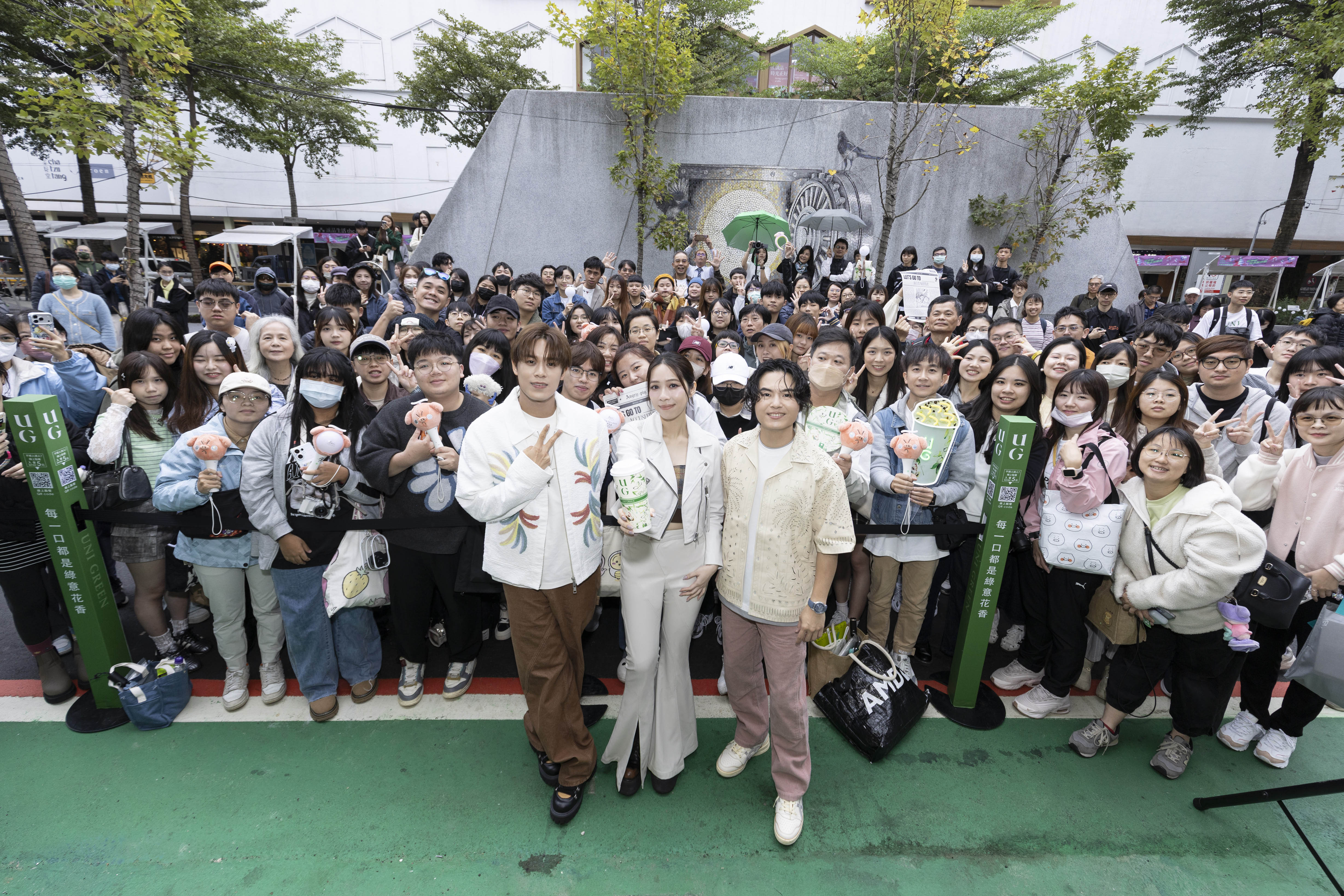 告五人加碼100杯送給現場粉絲。(相信音樂提供)
