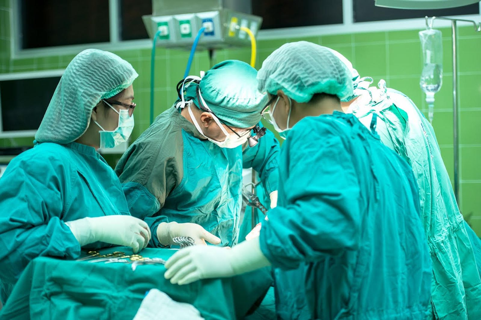 腰腿痛2年險癱瘓!婦開刀脊椎撈出「上千條蠕動白蟲」 醫揭致命飲食禁忌
