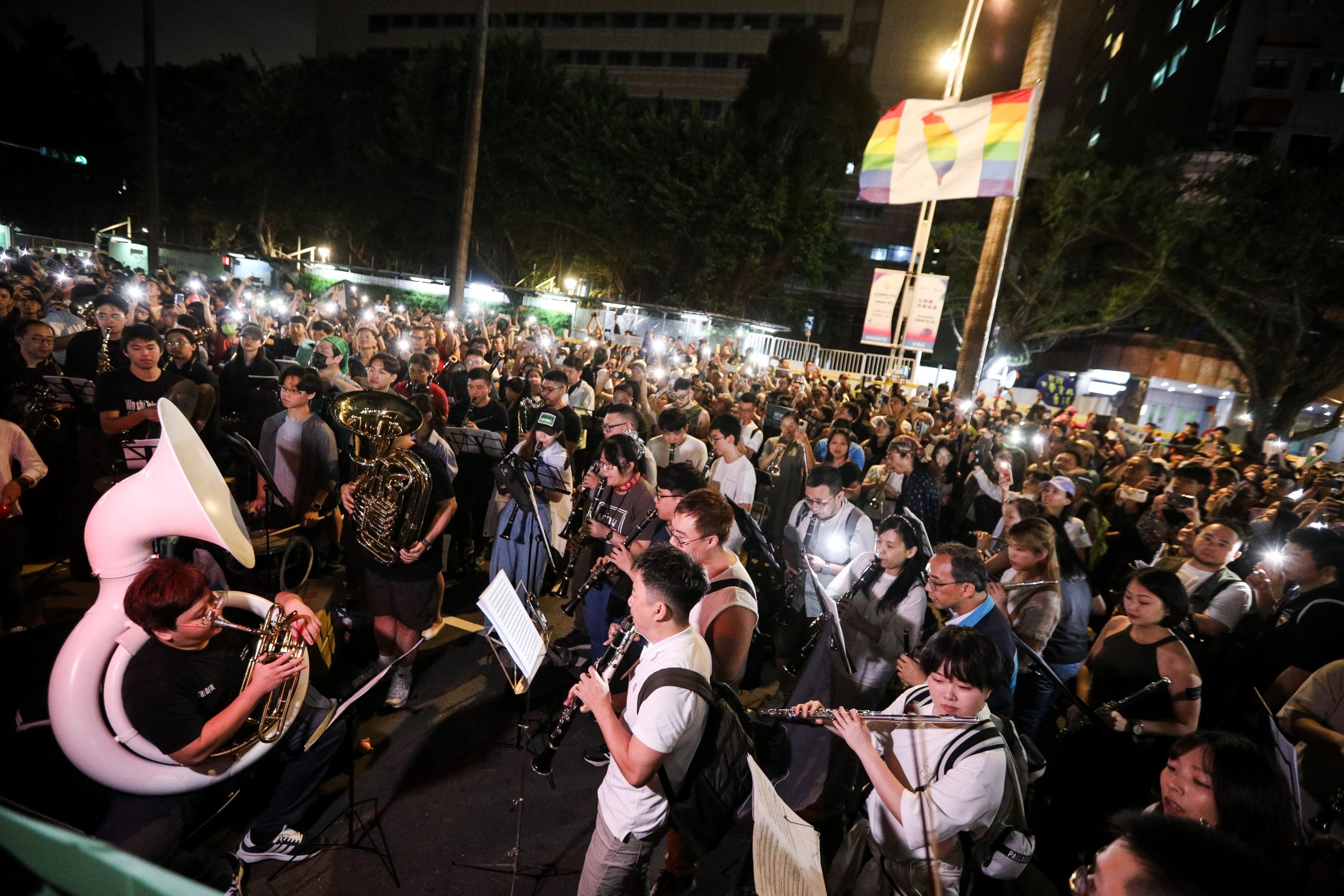 5月28日青鳥行動場外有民主音樂會。