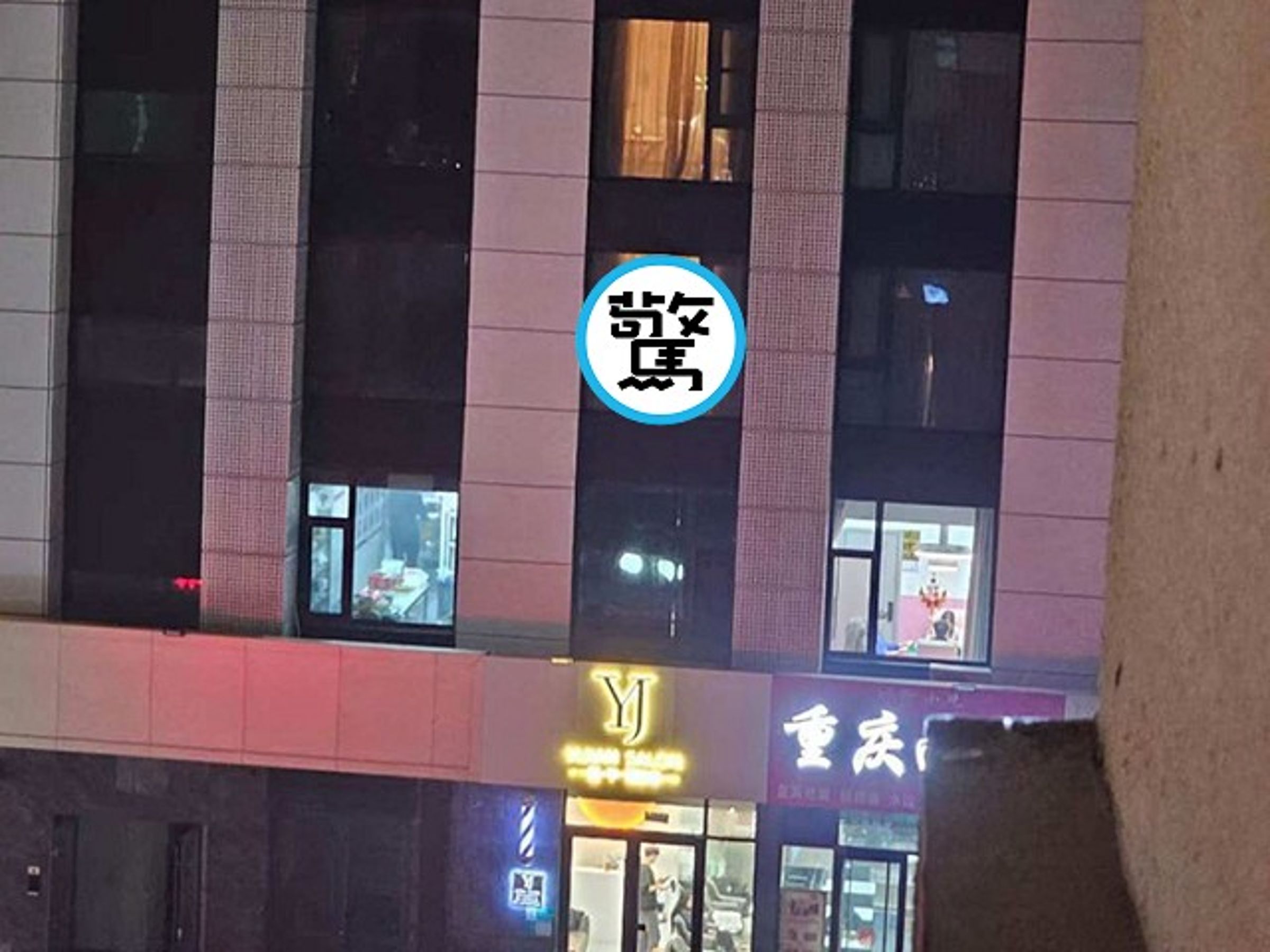 鄰居望向對面大樓,那一戶怪怪的!妹子18禁直播沒窗簾全被看光。(翻自《黑料網》)