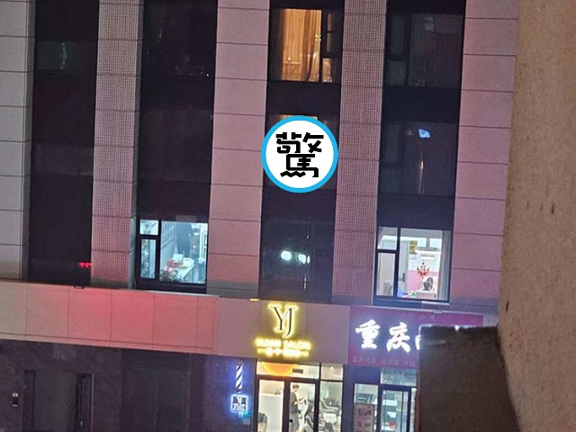 鄰居望向對面大樓，那一戶怪怪的！妹子18禁直播沒窗簾全被看光。（翻自《黑料網》）