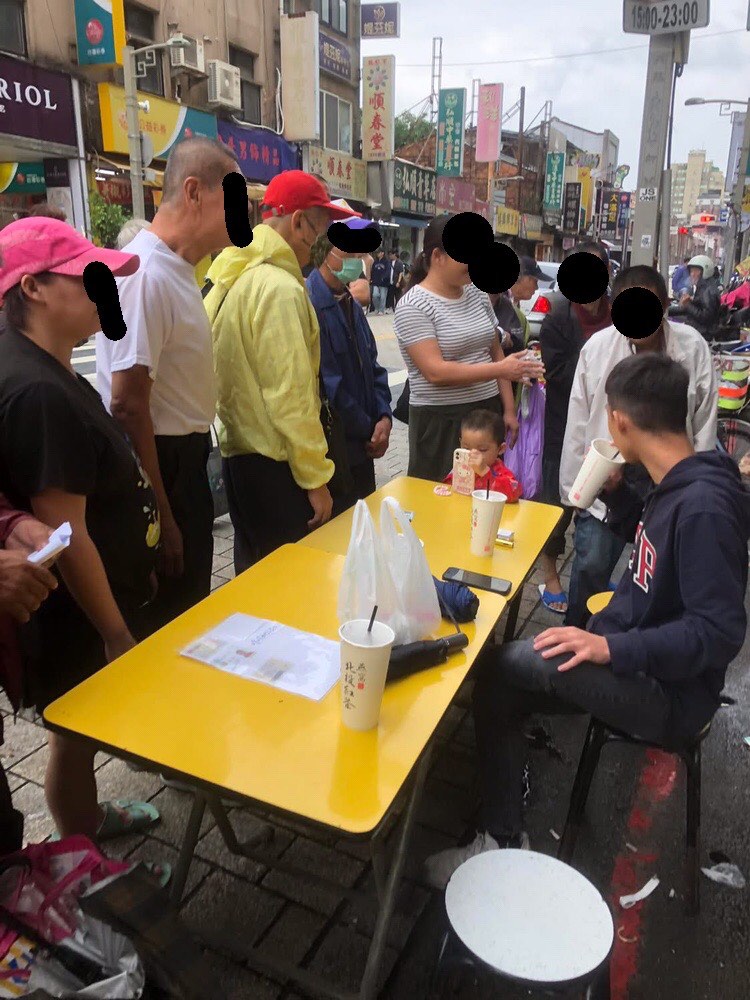 網友透露,家人在龍山寺附近直擊有數名年輕人主導「買賣個資」的攤位。(Threads@1234jjjjjmy.222授權提供)