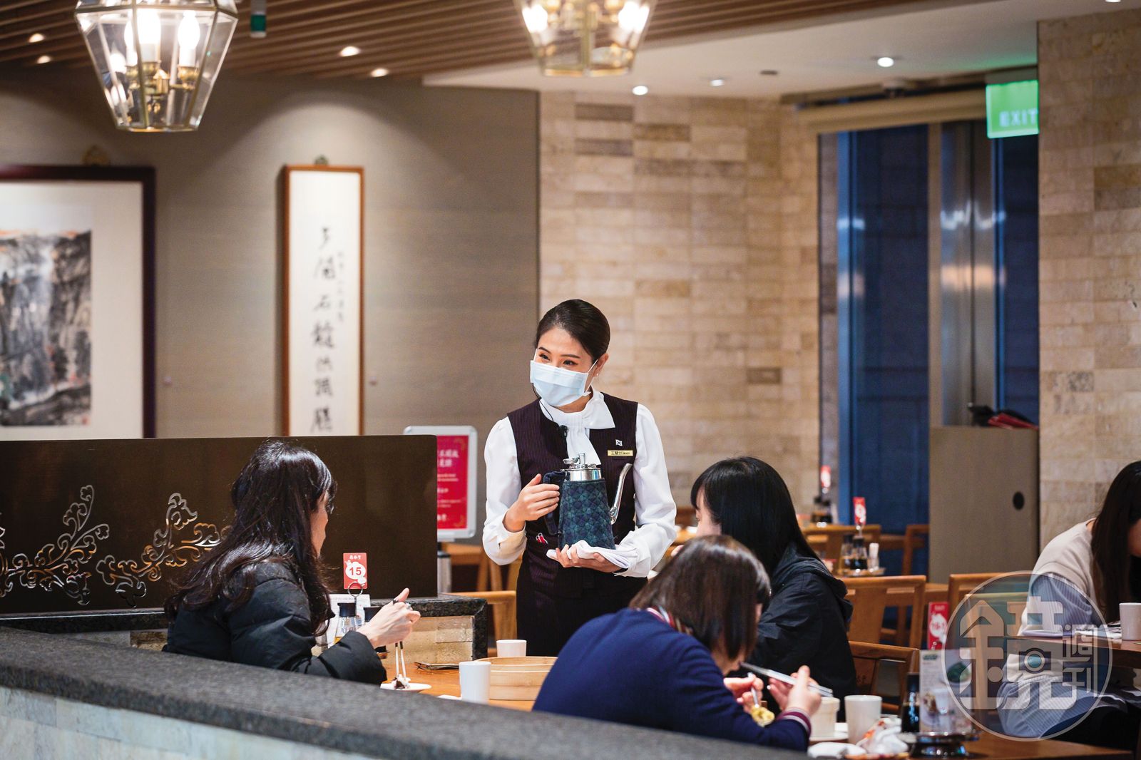 餐飲業缺工嚴重，如王品、鼎泰豐等大型餐飲集團紛紛提高薪資與福利爭奪人才。