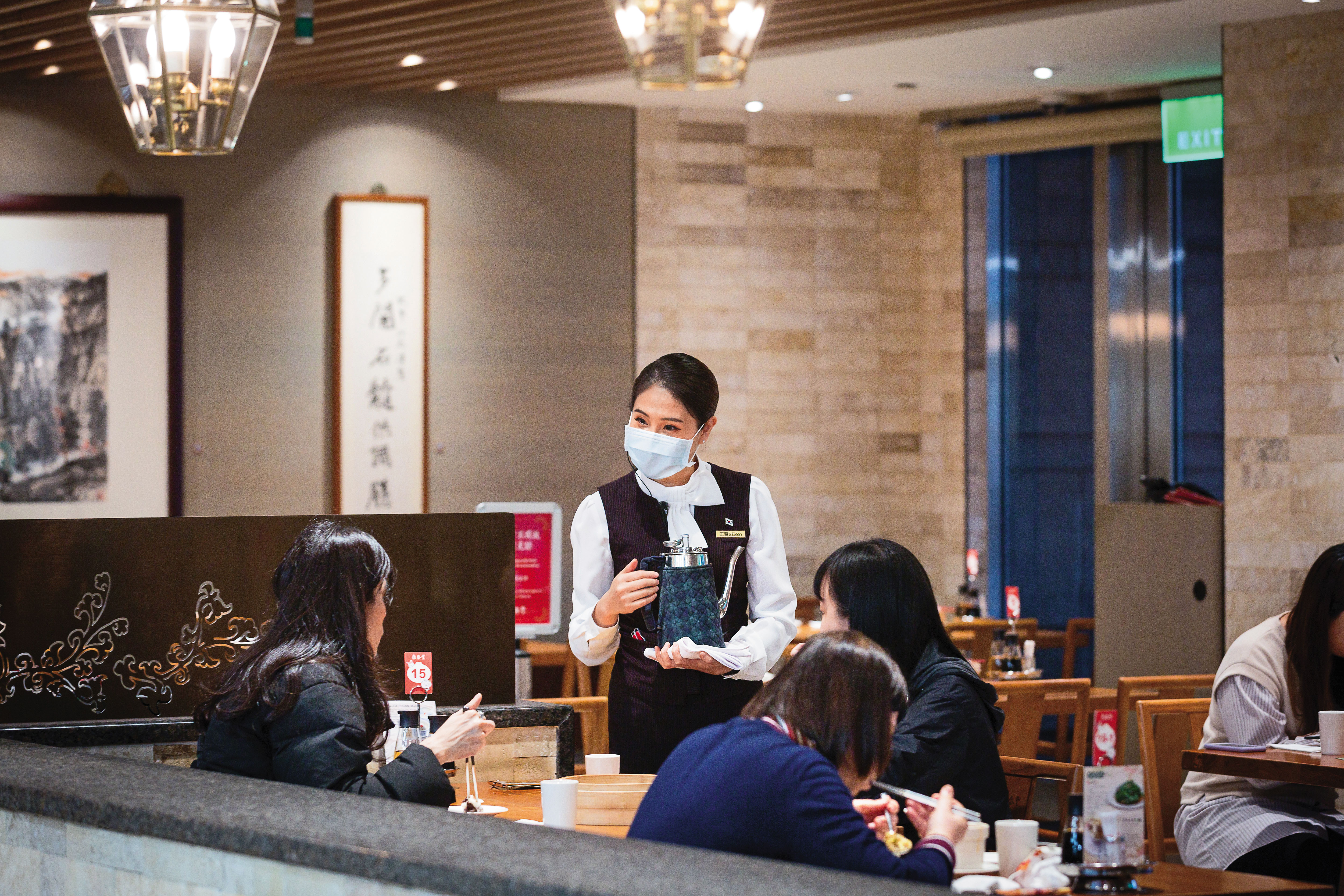 餐飲業缺工嚴重,如王品、鼎泰豐等大型餐飲集團紛紛提高薪資與福利爭奪人才。