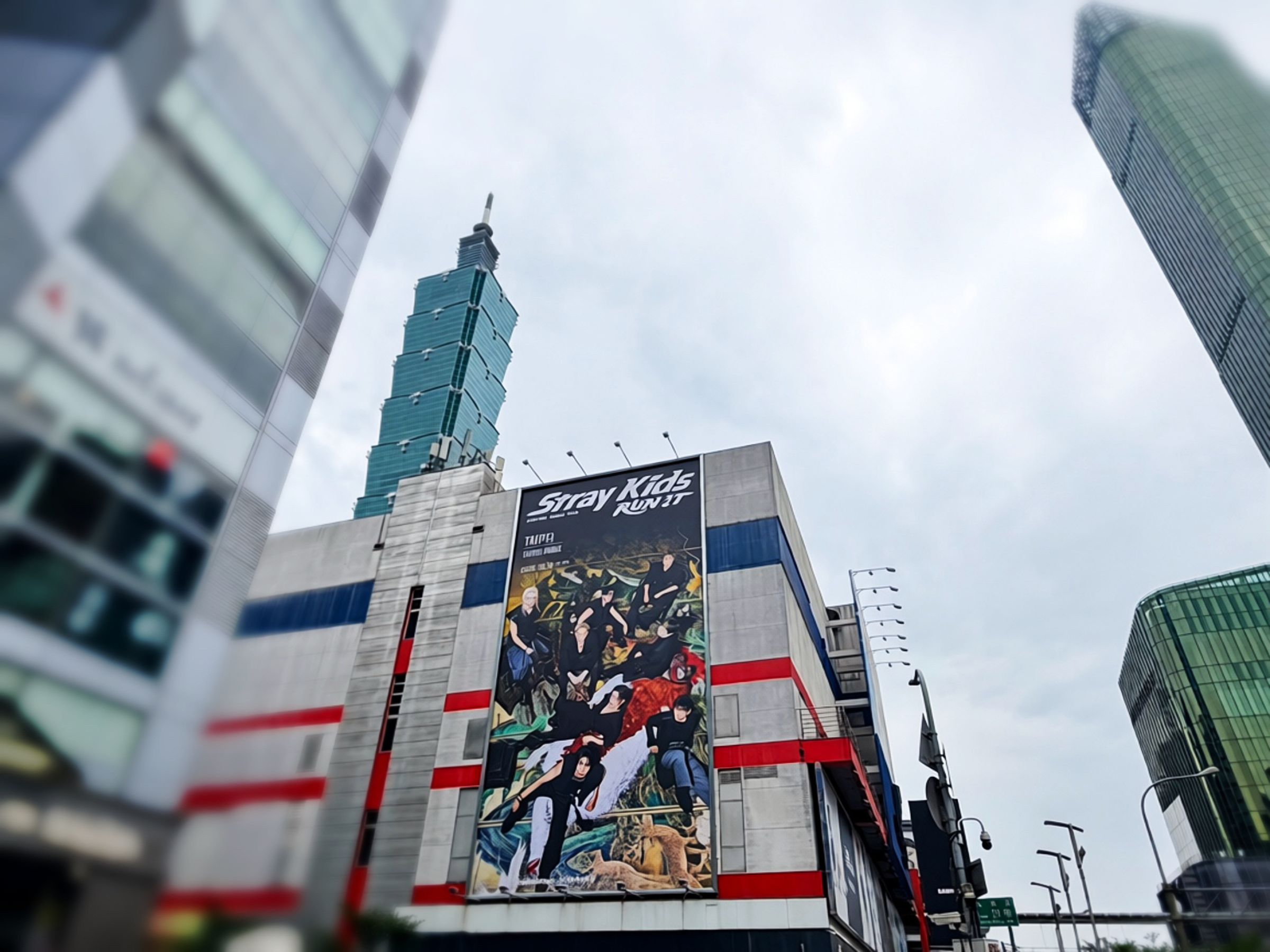 台北信義區突上 Stray Kids 超巨型看板引熱議,正式公佈降臨大巨蛋 。(Live Nation Taiwan 提供)