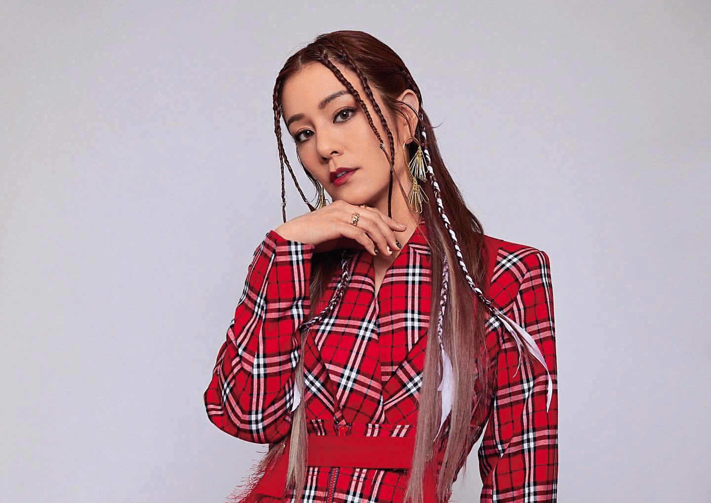 40歲的莎莎，在演藝圈打滾20年，曾發片、拍戲，在主持界也有一席之地，今年2月莎莎精心打扮參加《超級巨星紅白藝能大賞》。（翻攝自莎莎IG）