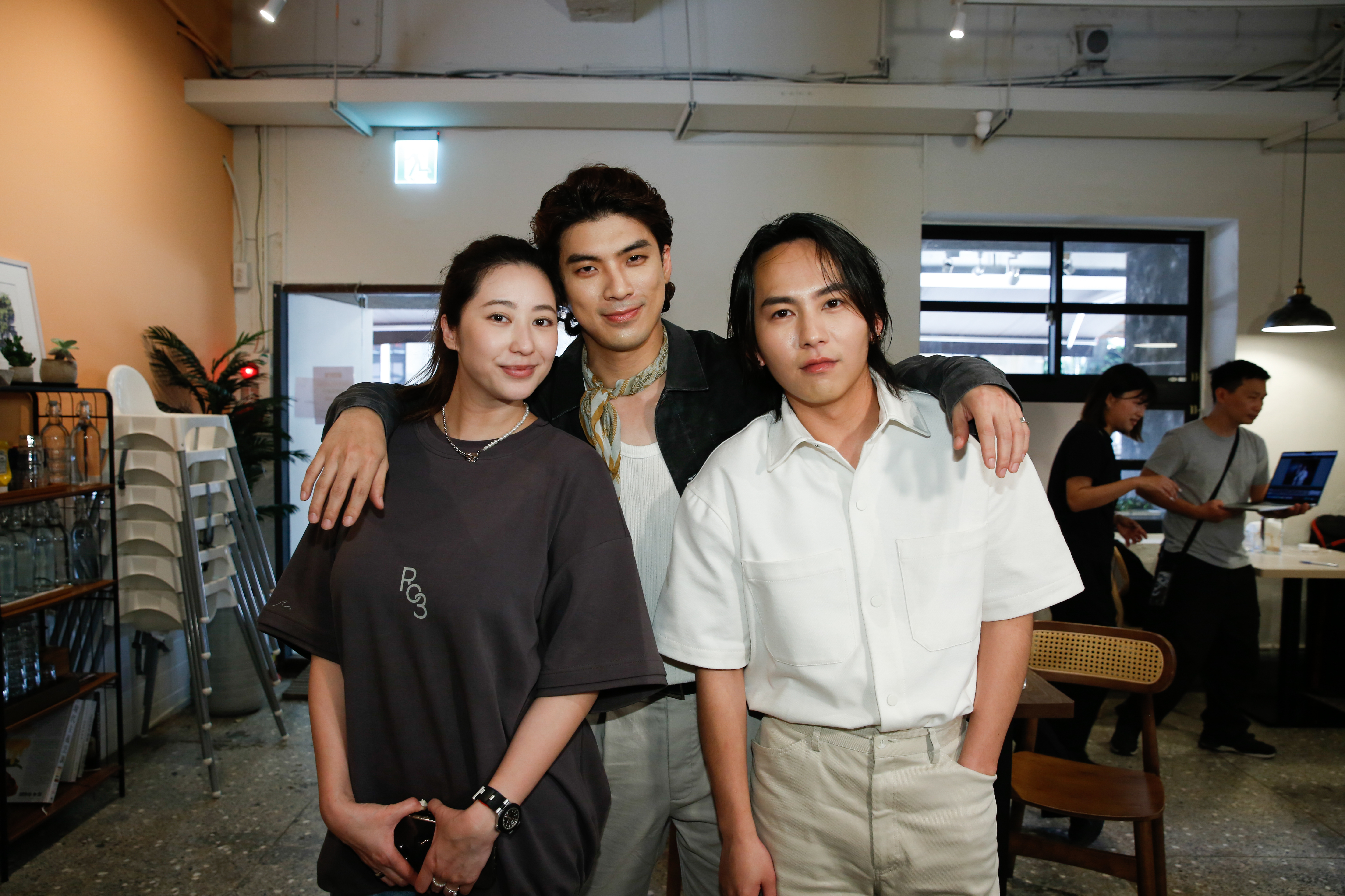 林哲熹一邊是正宮老婆Cindy，另一邊是CP對手巫建和，媒體起鬨要3人合照。