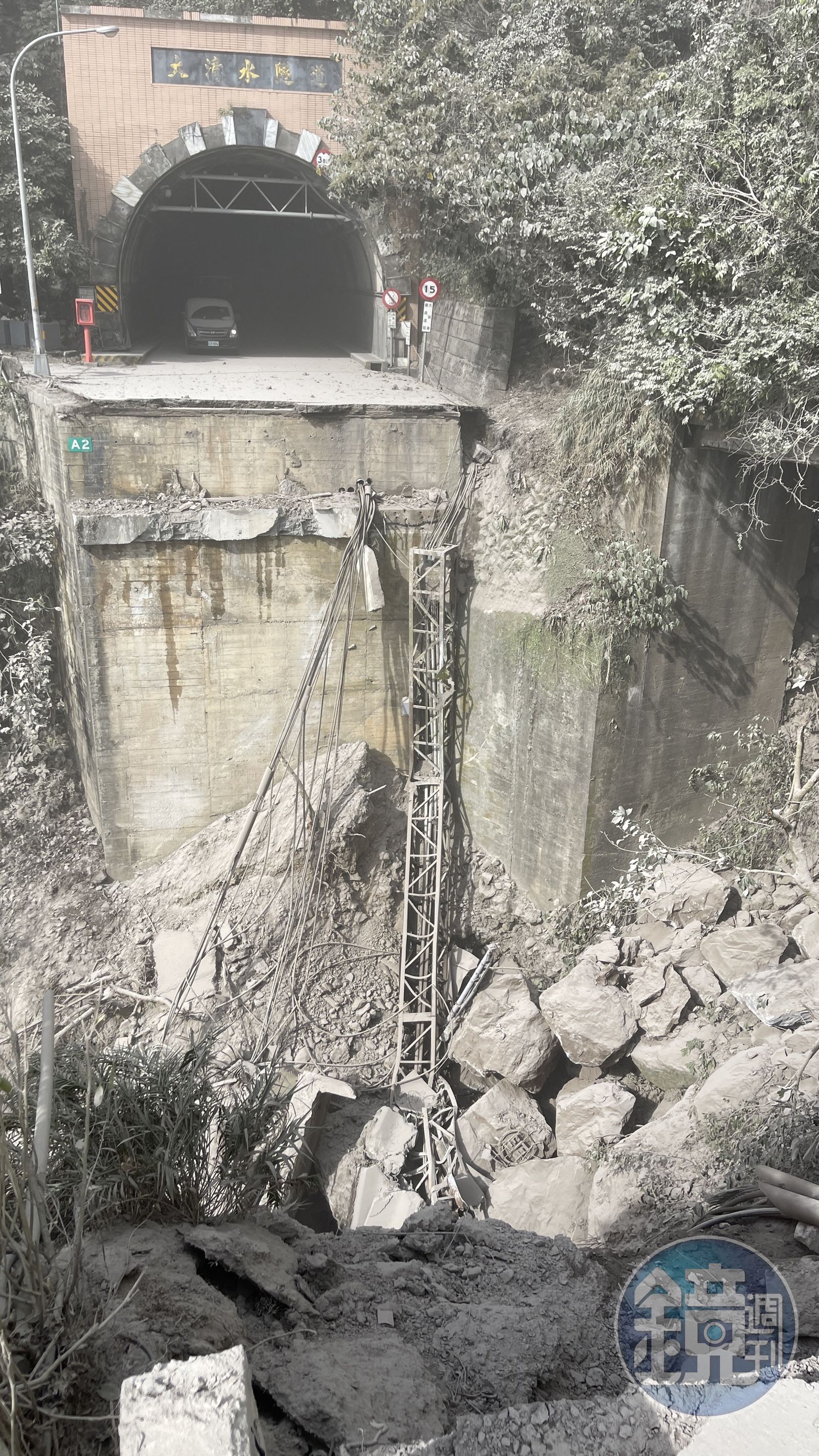 花蓮強震造成蘇花公路大清水隧道外橋面崩塌，陸上交通一度中斷。（圖／讀者提供）