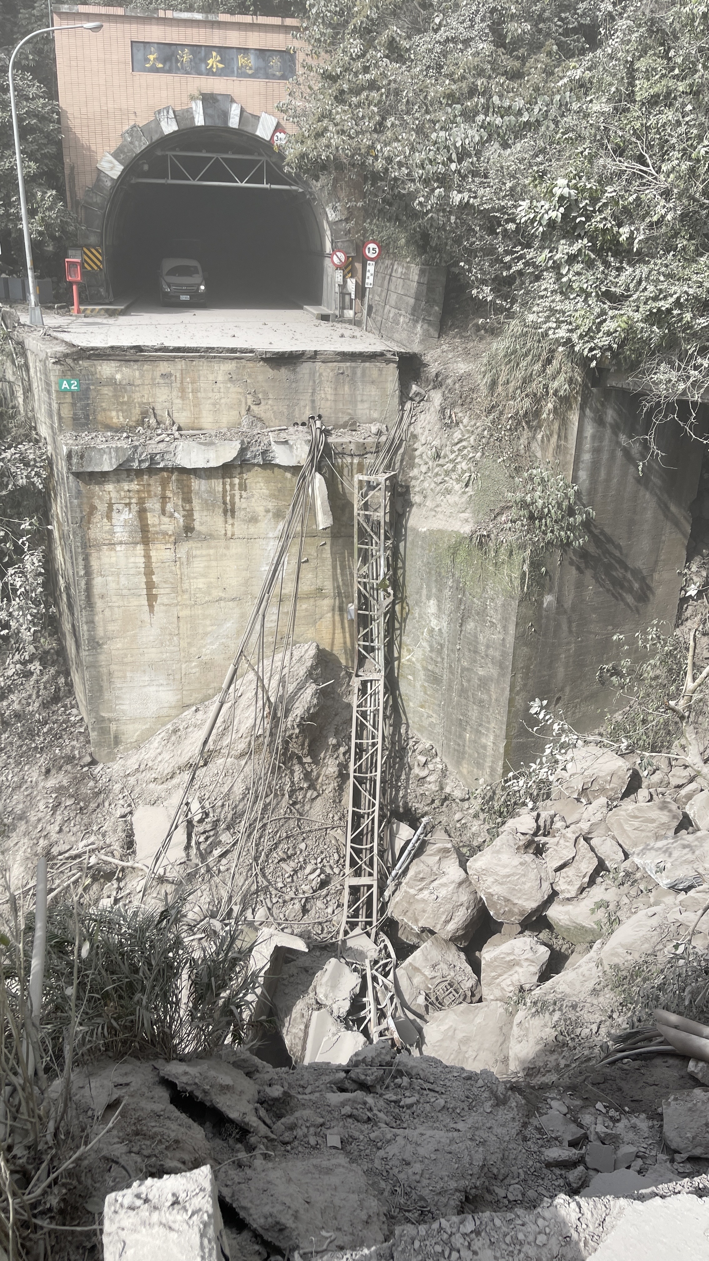 花蓮強震造成蘇花公路大清水隧道外橋面崩塌，陸上交通一度中斷。（讀者提供）